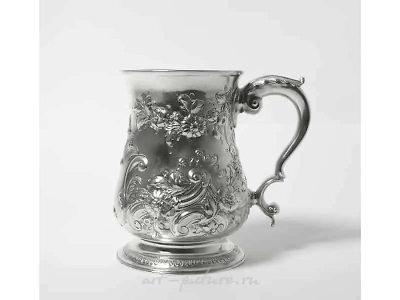 Серебряная кружка, богато декорированная флористическим узором. Англия,  Лондон, 1760 год.