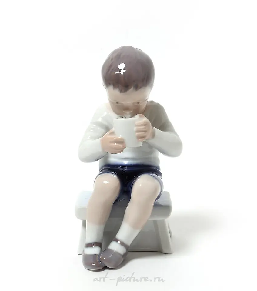维克多。喝牛奶的男孩。丹麦，哥本哈根，宾格与格朗达尔。