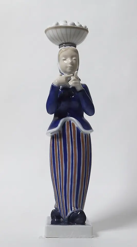 Женщина с корзиной яиц на голове. Дания, г. Копенгаген, Royal Copenhagen