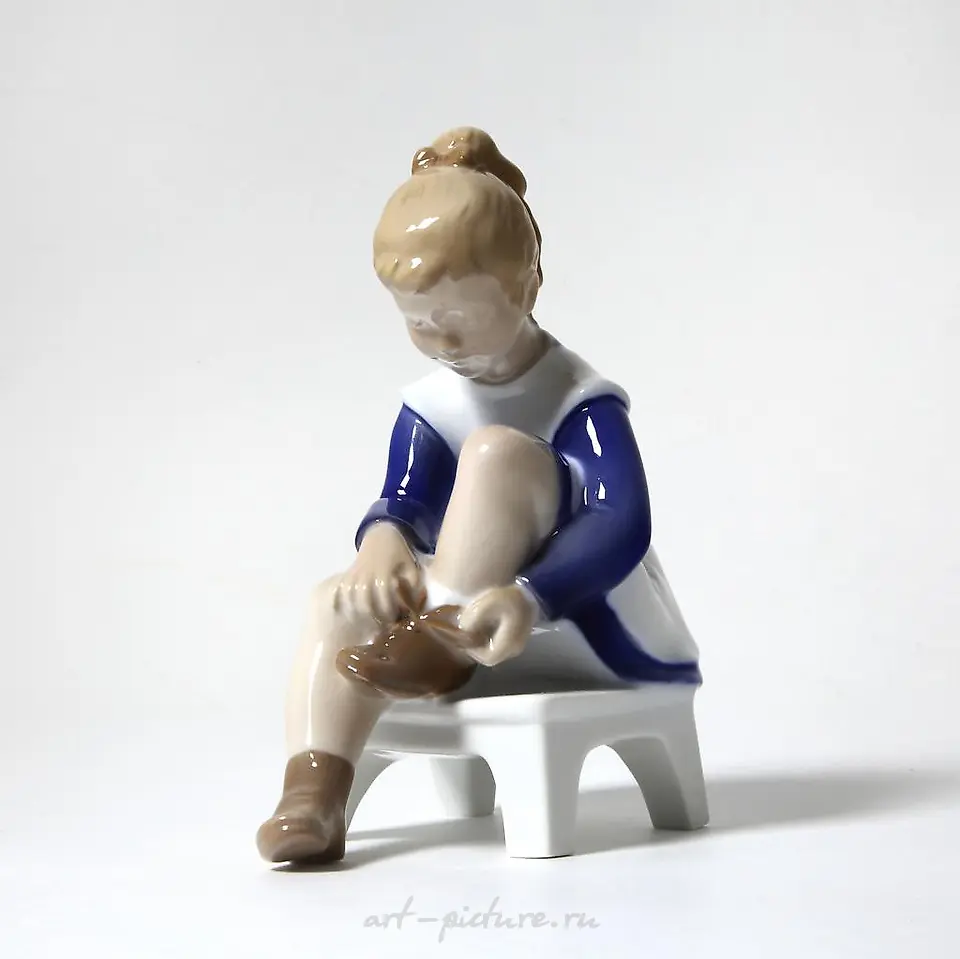 瓷制雕像（小 statuette）玛丽安娜。女孩在系鞋带 Bing Grondahl。
