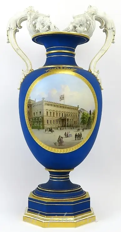 ВАЗА НА ОКТАГОНАЛЬНОМ ЦОКОЛЕ С РУЧКАМИ ИЗ БИСКВИТА. KPM БЕРЛИН. 1875 Г.