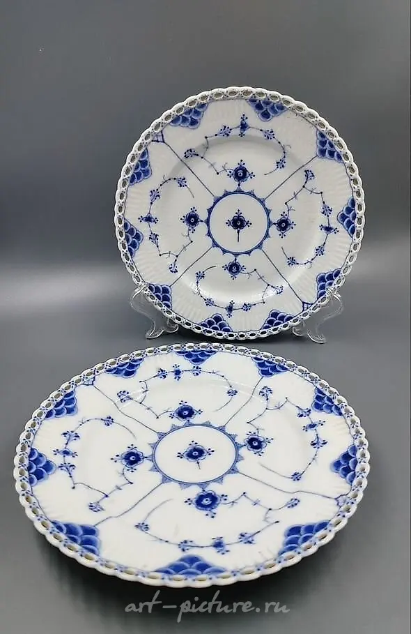 The translation of the text is: "Plate Blue Fluted Full Royal Copenhagen Exclusives."