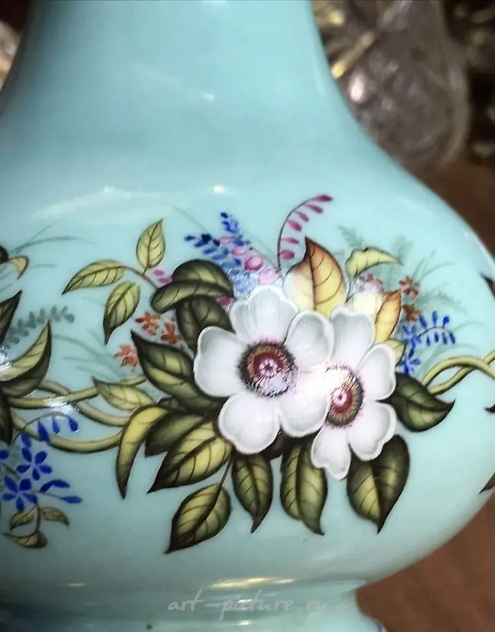 这是彼得堡皇帝瓷器厂生产的花瓶，属于亚历山大二世统治时期（1860-1870年）。 — 照片 3