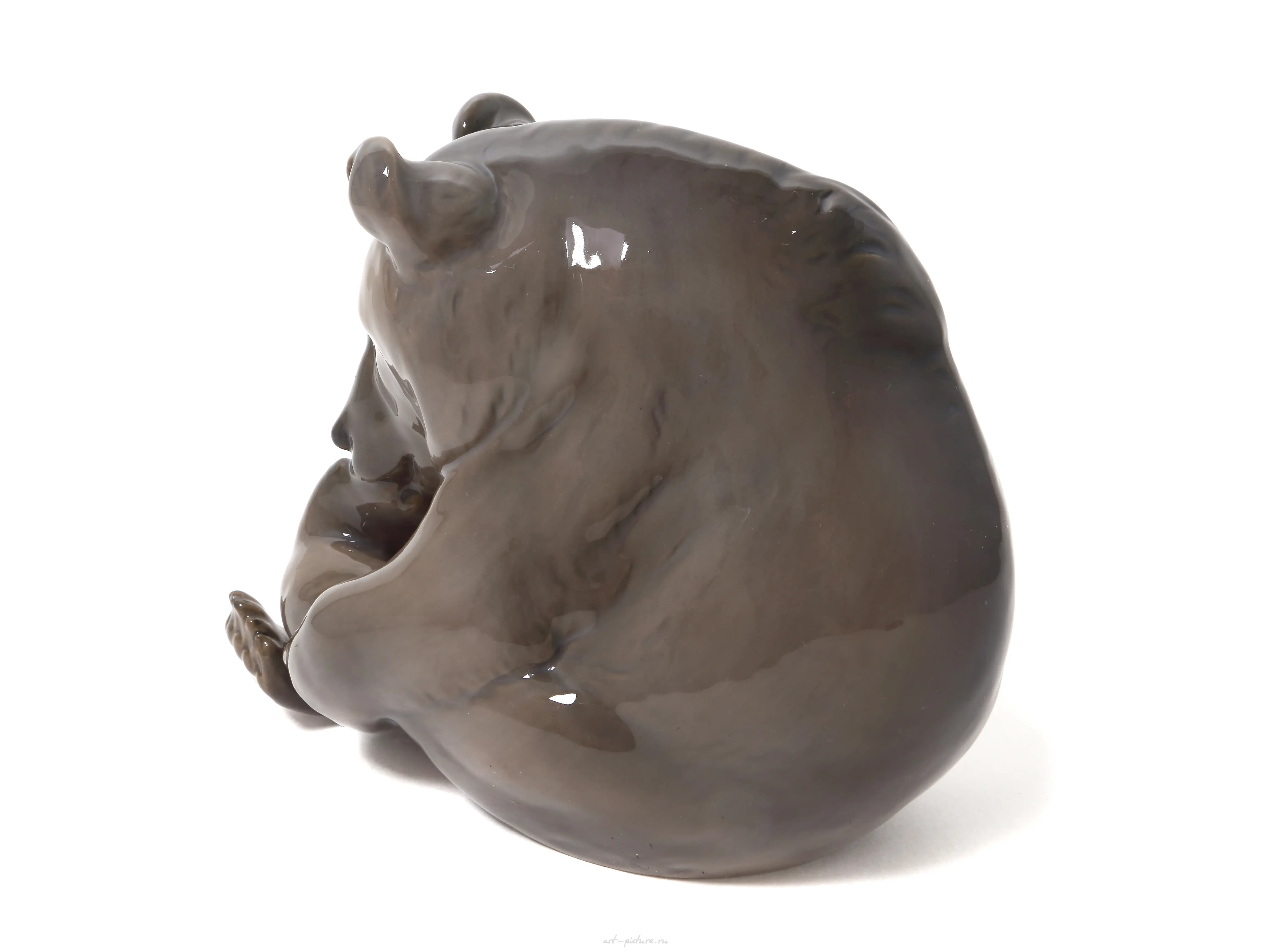 "Brown bear sucking its paw. Denmark, Copenhagen, Royal Copenhagen, 1923." — photo 4