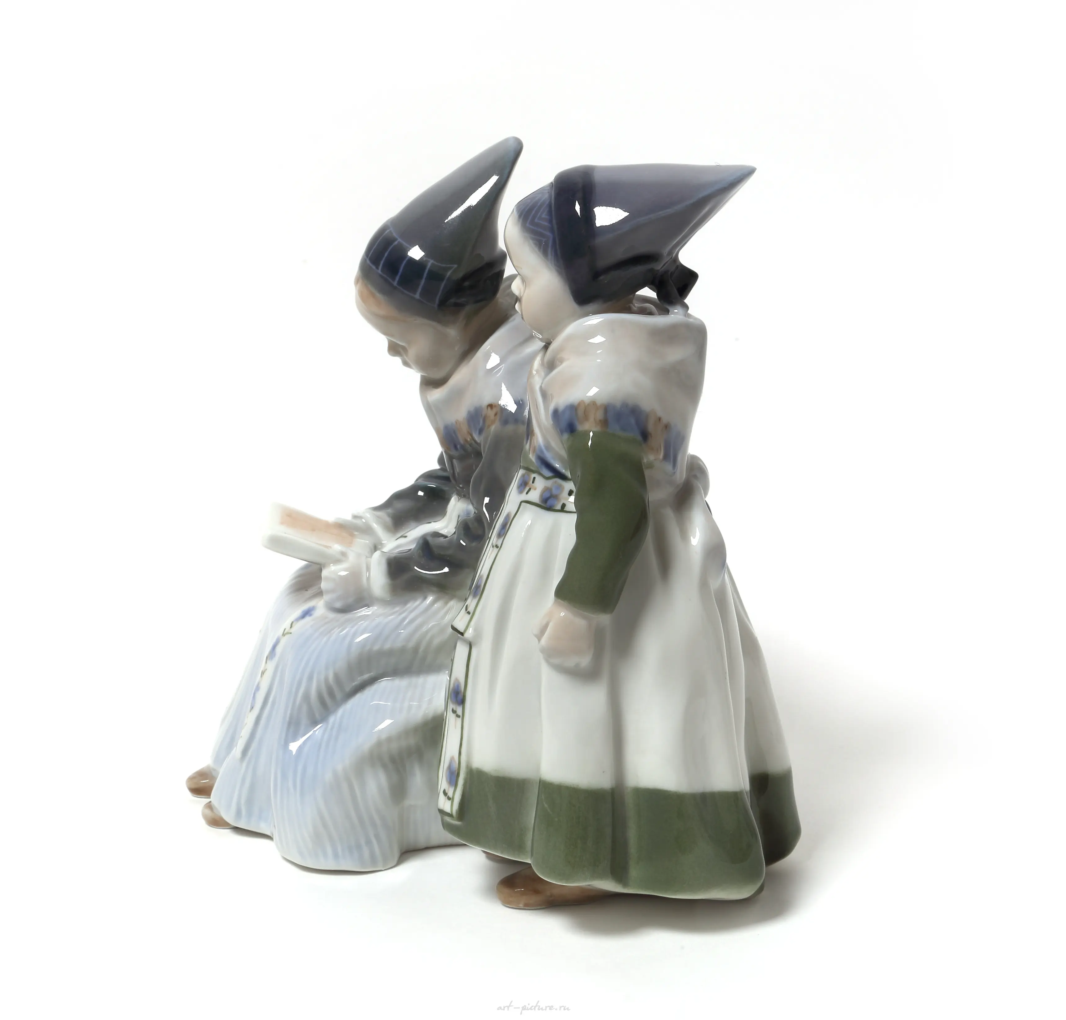 A couple of girls. Denmark, Copenhagen, Royal Copenhagen. — photo 4