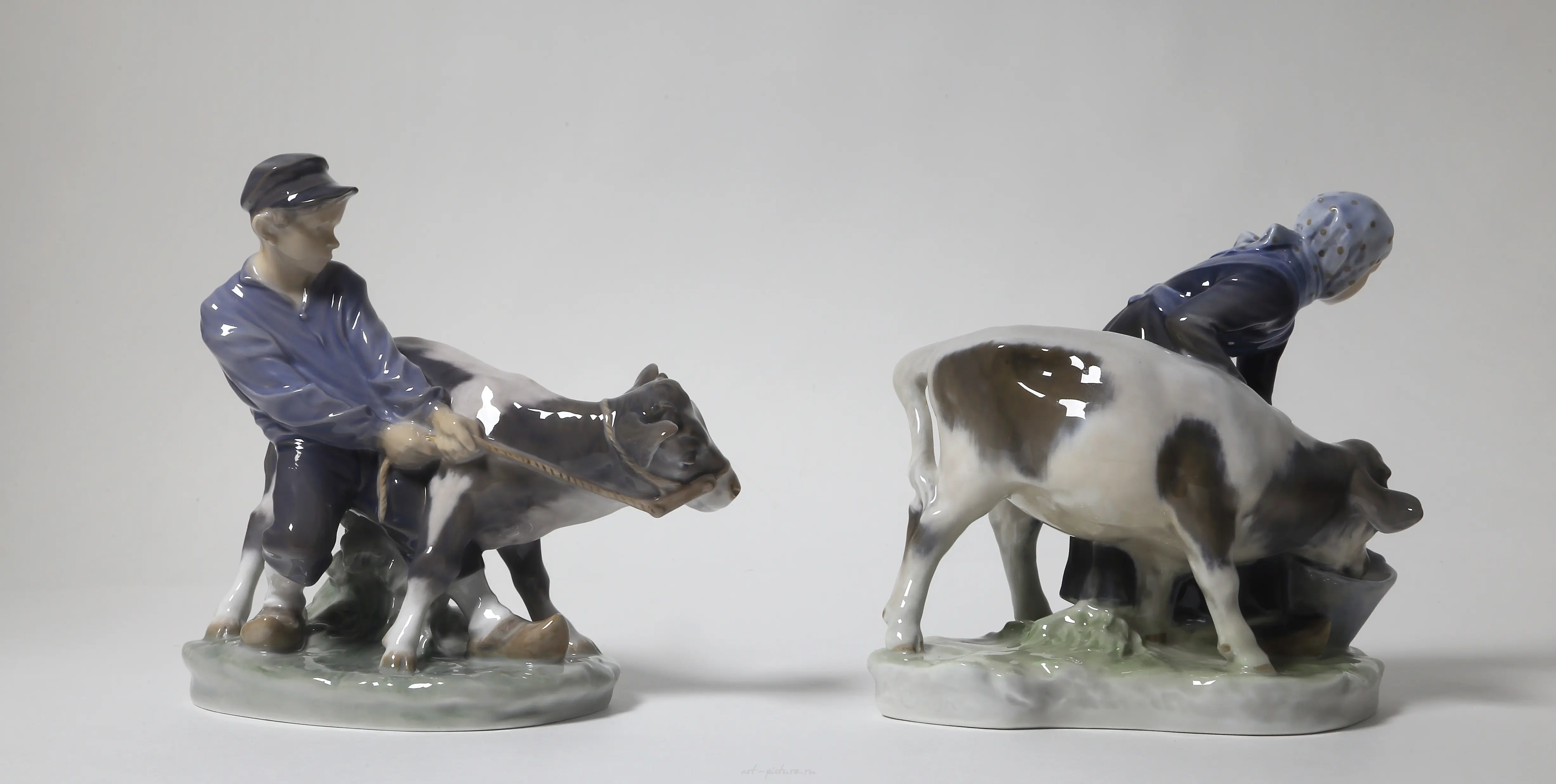 "Girl and boy with a calf. Denmark, Copenhagen, Royal Copenhagen." — photo 5