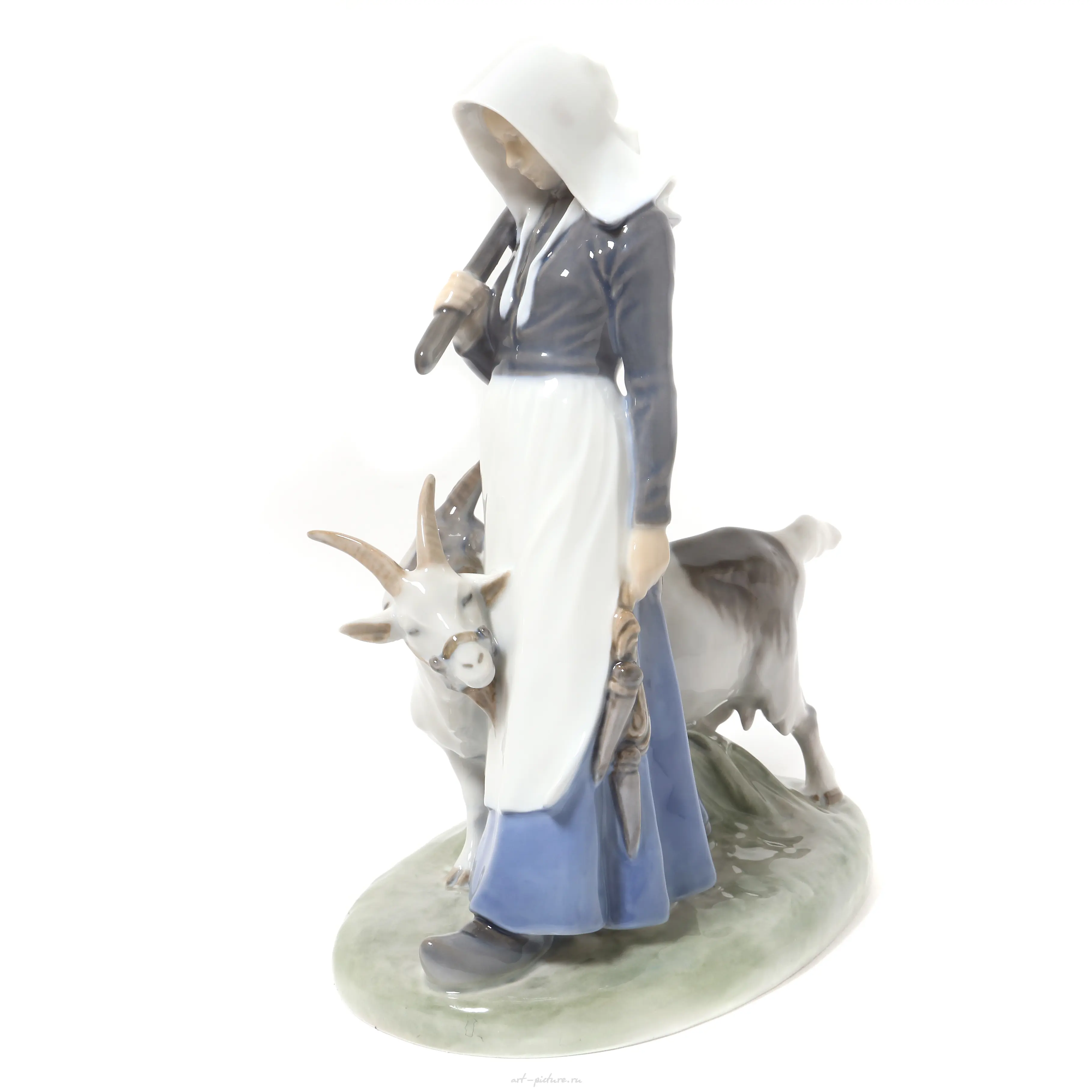 The translation of "Девушка с козами Royal Copenhagen" into English is "Girl with Goats Royal Copenhagen." — photo 5