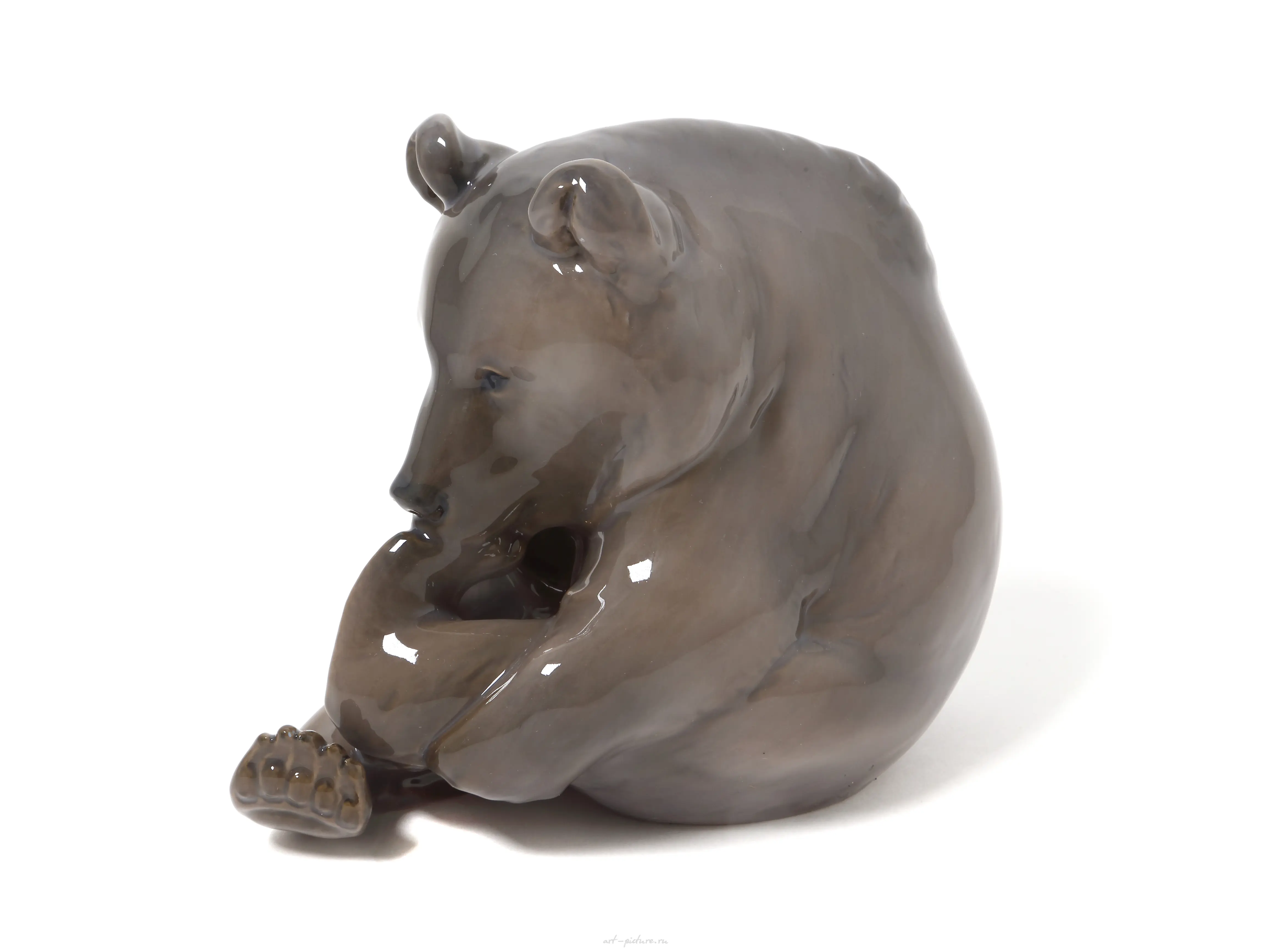 "Brown bear sucking its paw. Denmark, Copenhagen, Royal Copenhagen, 1923." — photo 5