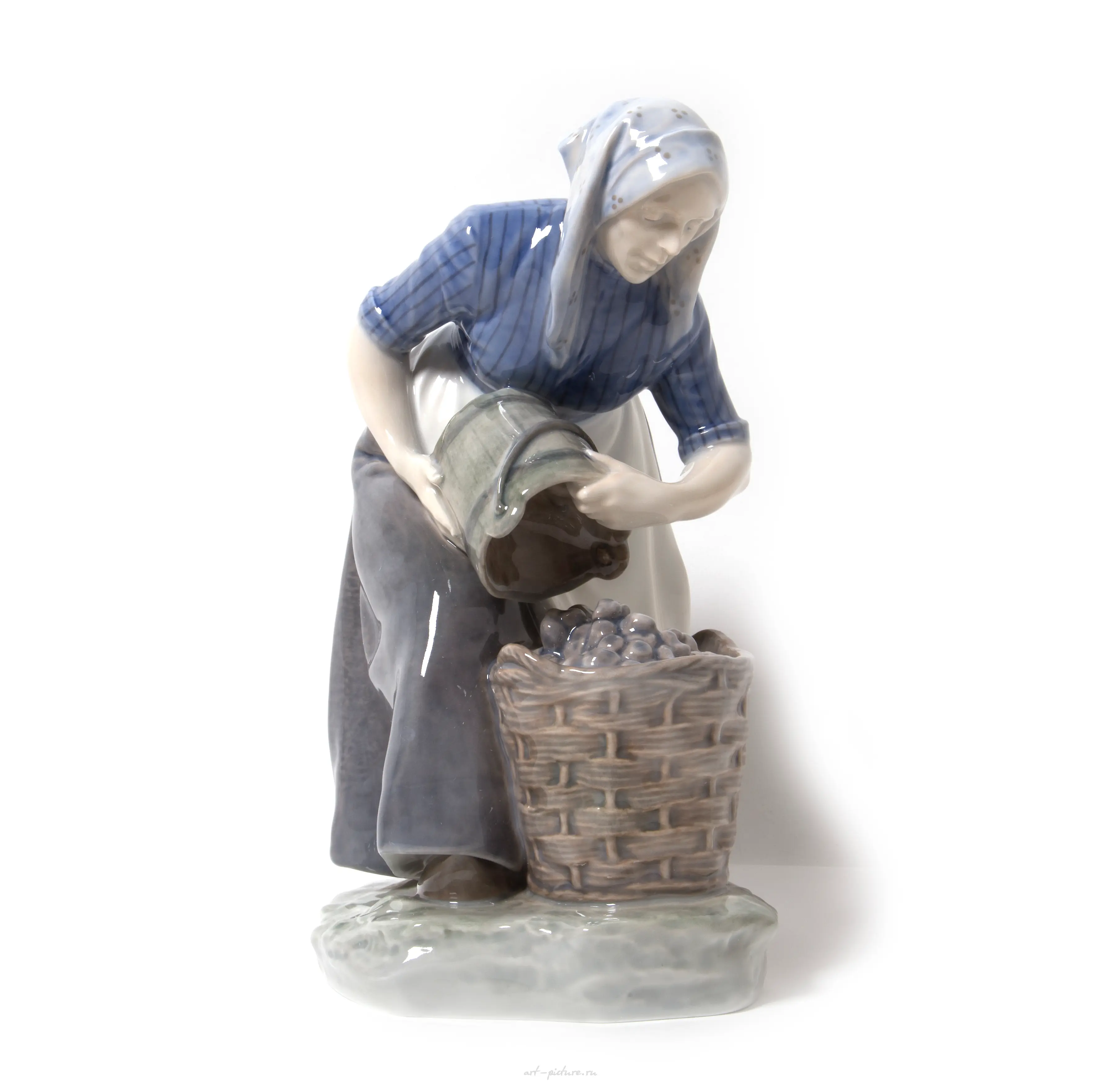 Girl collecting potatoes. Denmark, Copenhagen, Royal Copenhagen. — photo 2