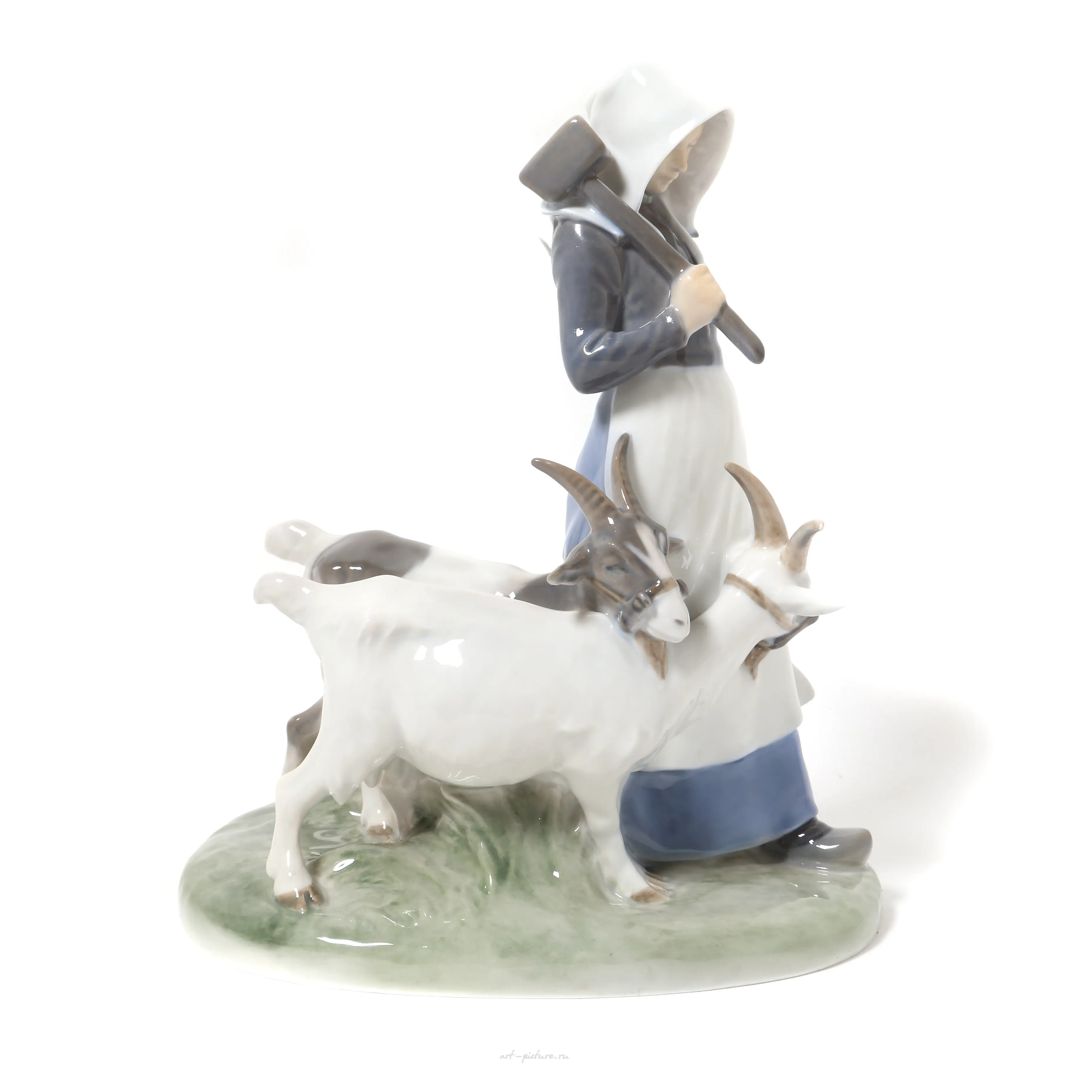 The translation of "Девушка с козами Royal Copenhagen" into English is "Girl with Goats Royal Copenhagen." — photo 2