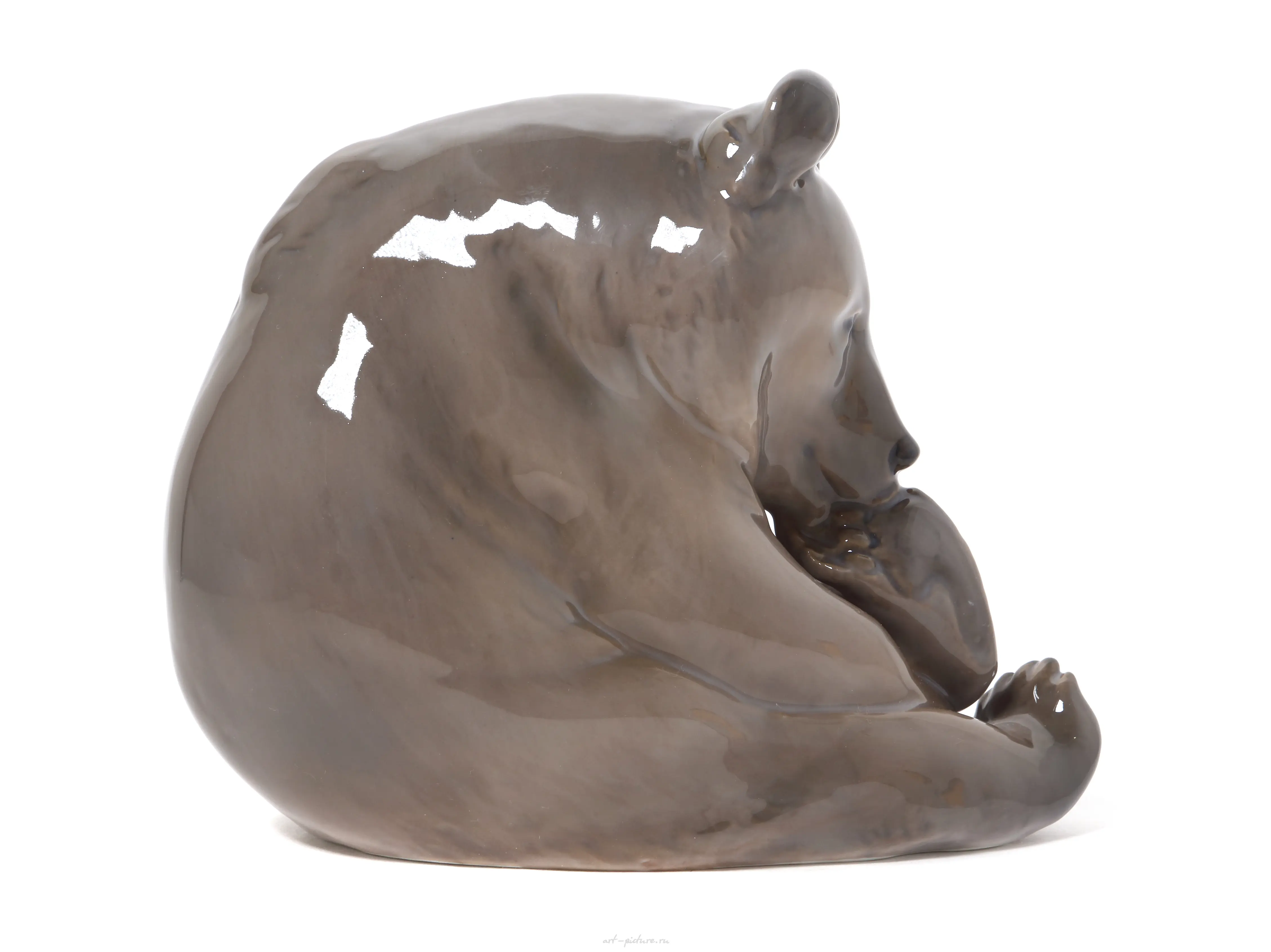"Brown bear sucking its paw. Denmark, Copenhagen, Royal Copenhagen, 1923." — photo 2