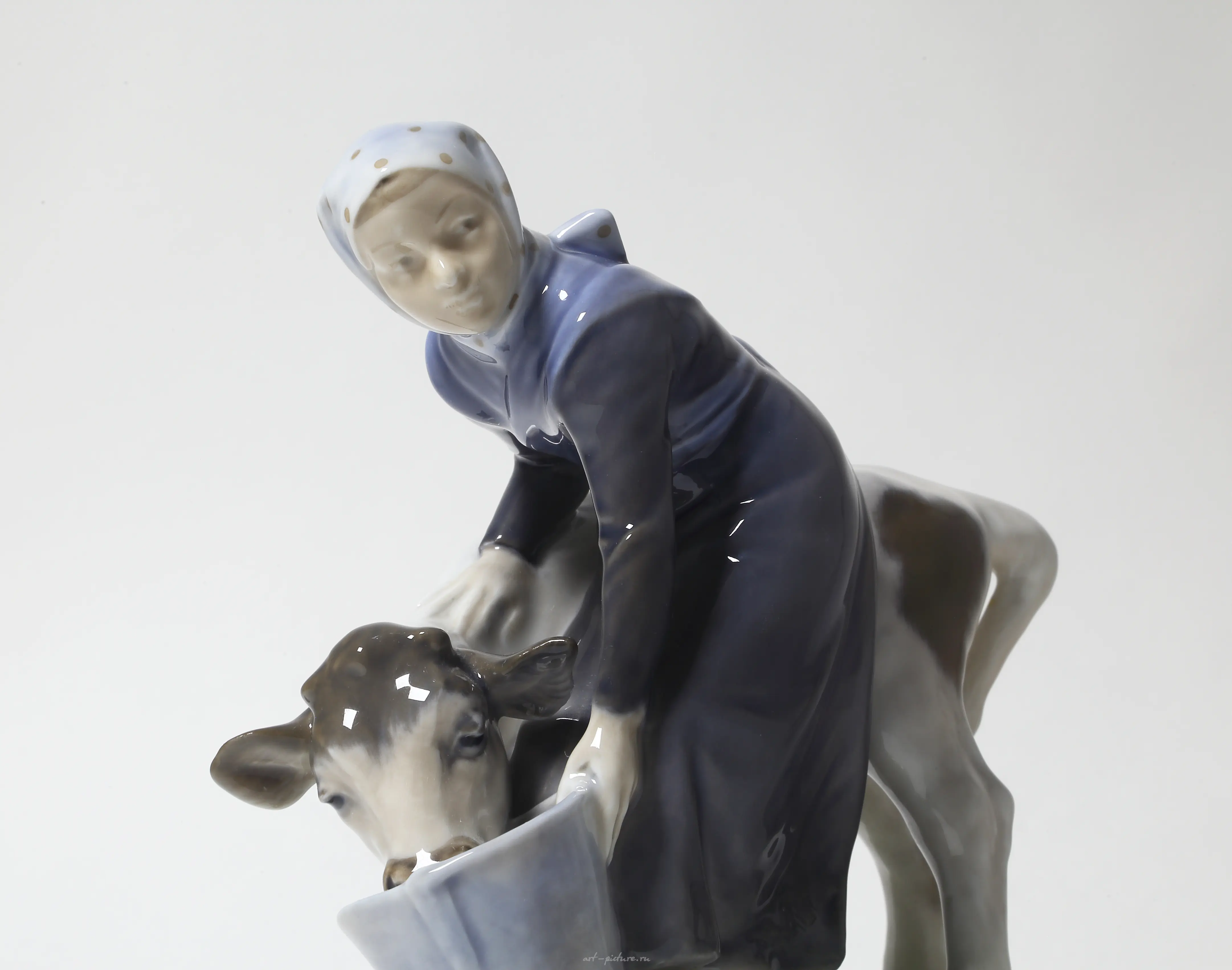 "Girl and boy with a calf. Denmark, Copenhagen, Royal Copenhagen." — photo 2