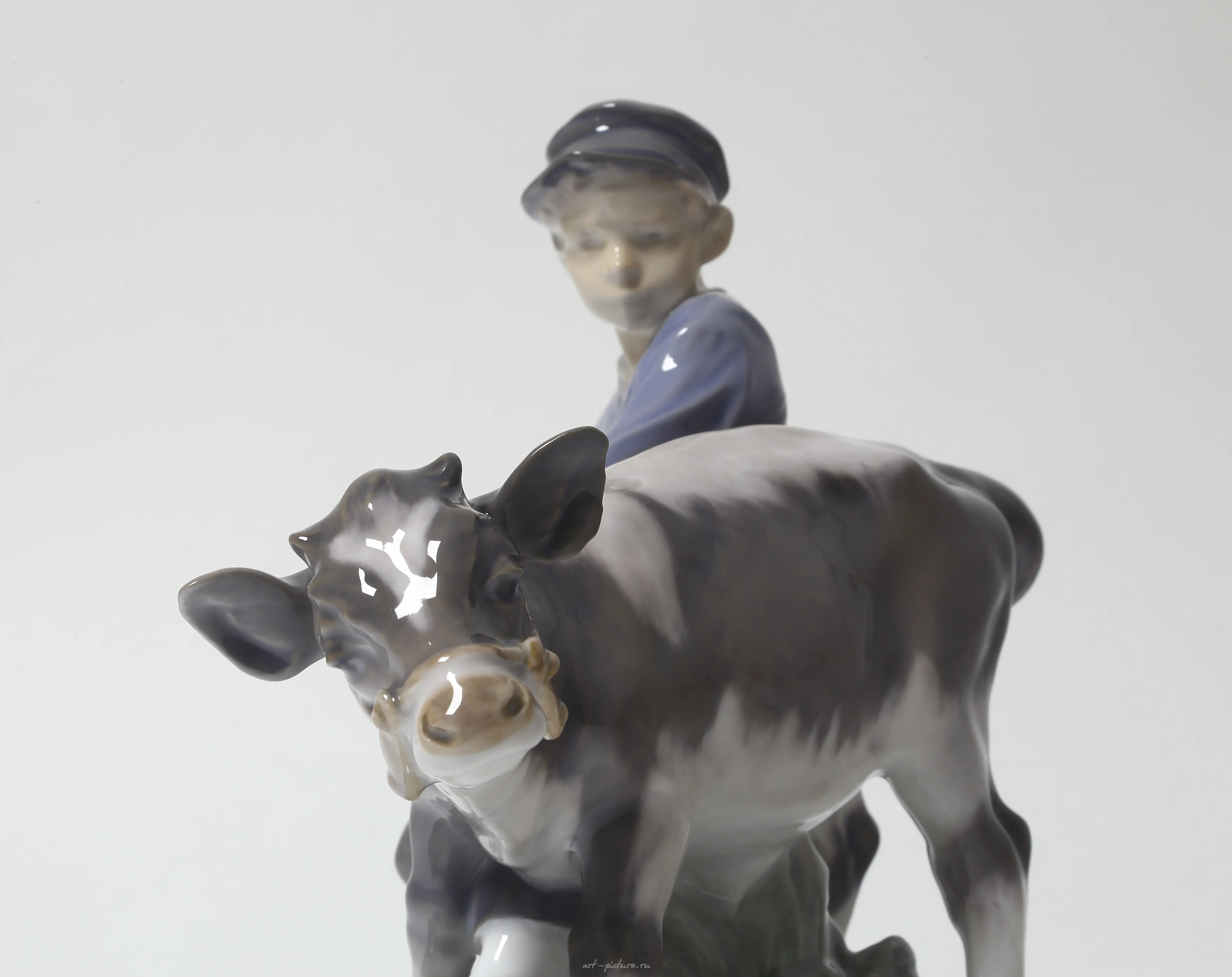 "Girl and boy with a calf. Denmark, Copenhagen, Royal Copenhagen." — photo 3