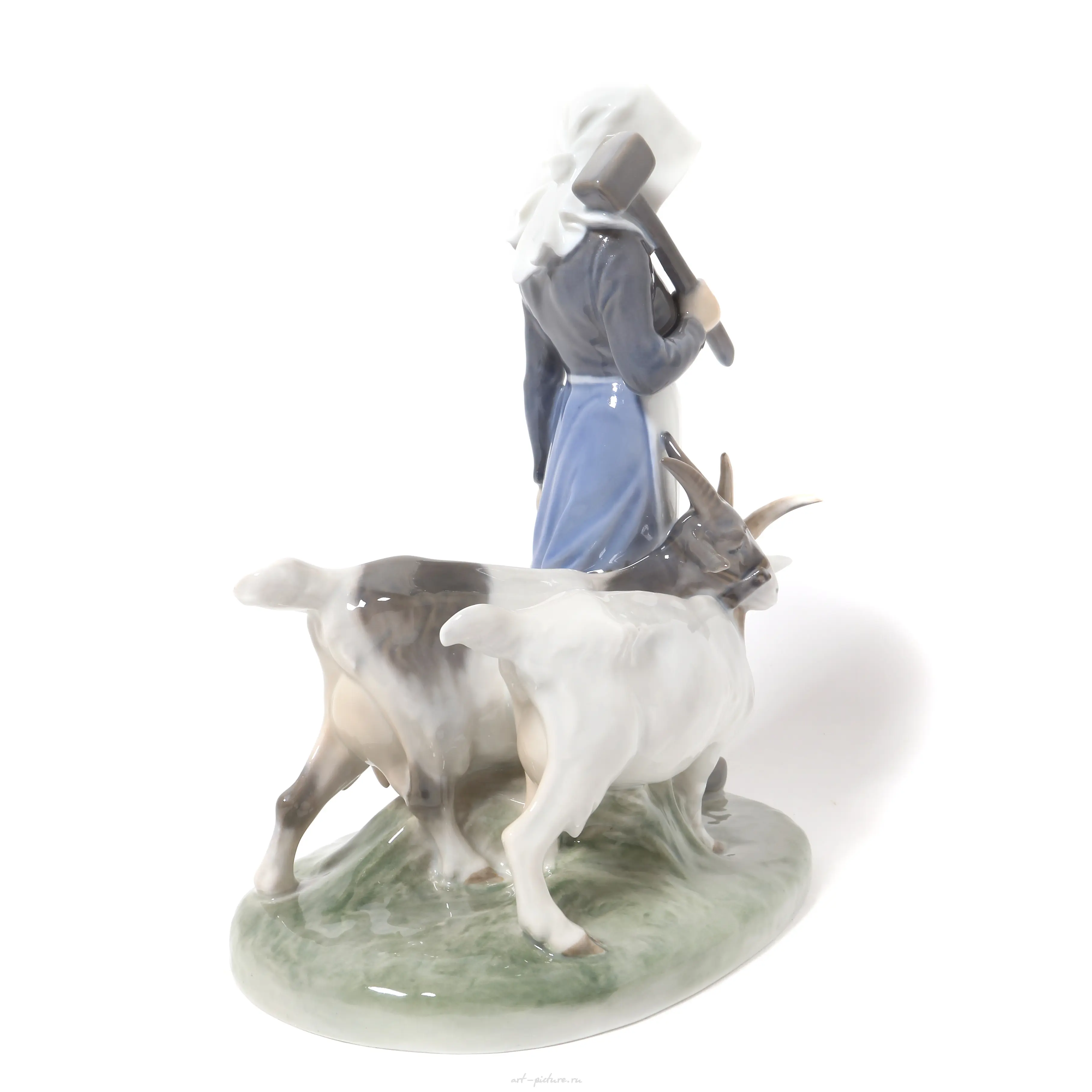 The translation of "Девушка с козами Royal Copenhagen" into English is "Girl with Goats Royal Copenhagen." — photo 3