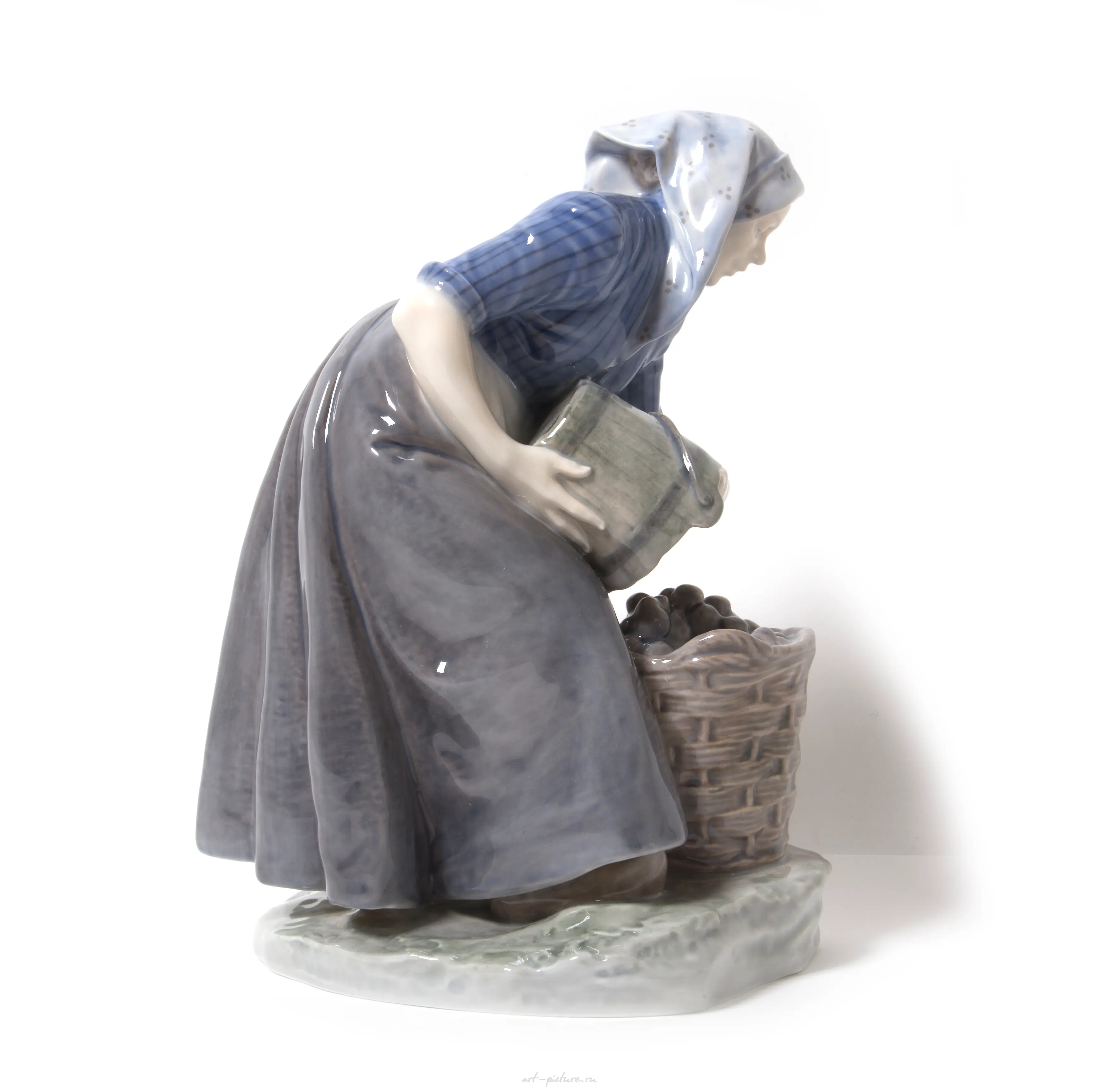 Girl collecting potatoes. Denmark, Copenhagen, Royal Copenhagen. — photo 3