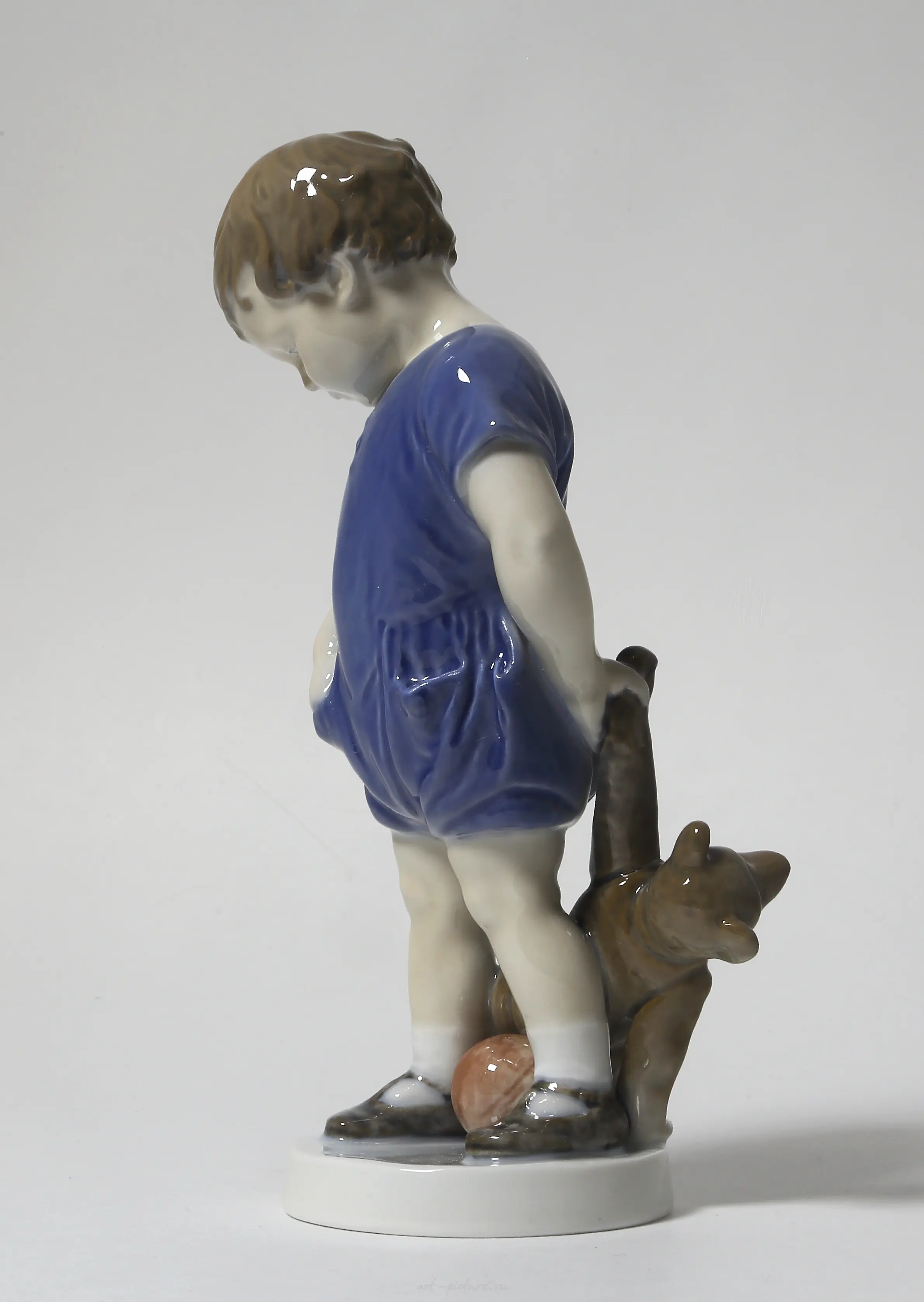 Boy with a teddy bear. Denmark, Copenhagen, Royal Copenhagen. — photo 3