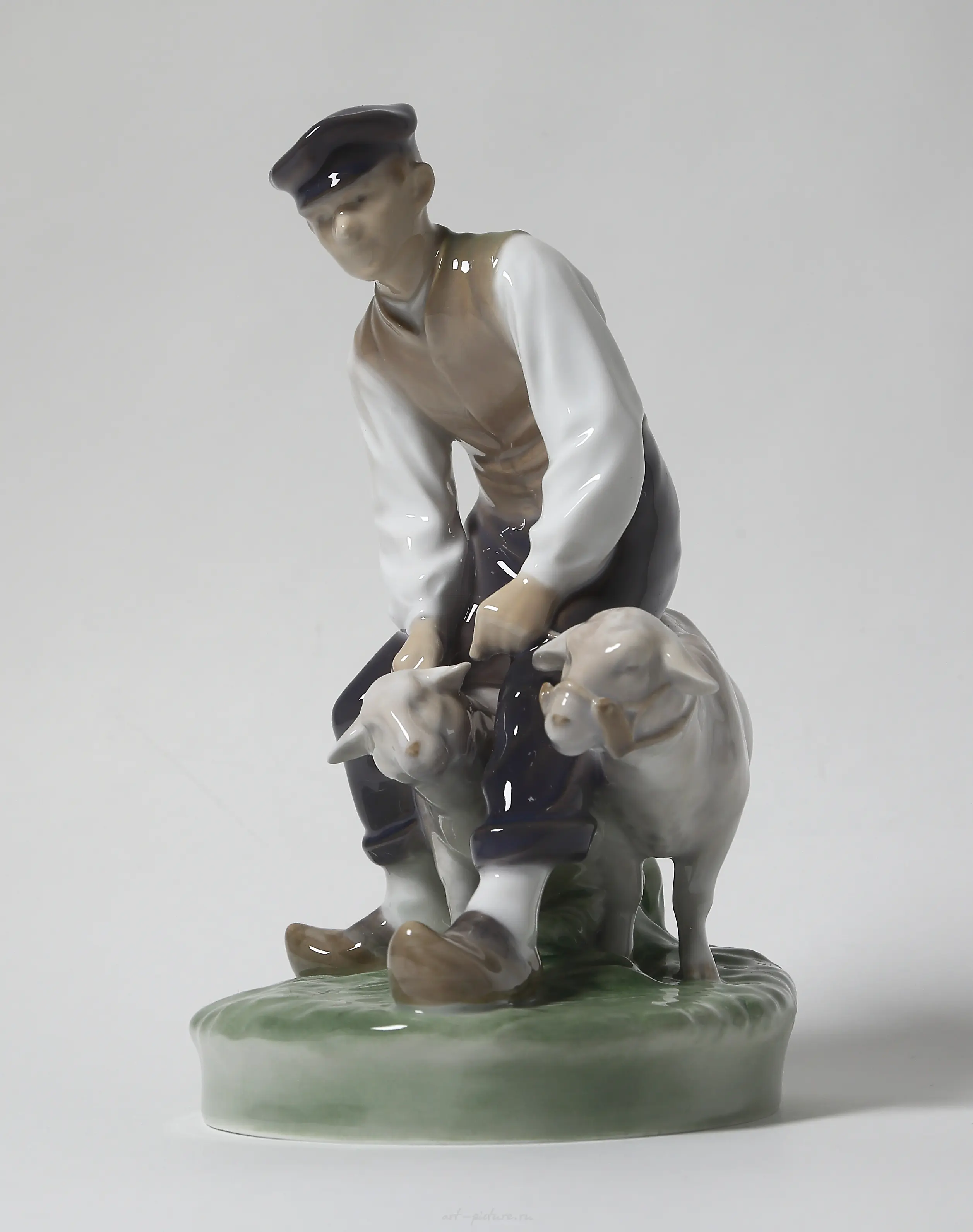 Farmer with sheep. Denmark, Copenhagen, Royal Copenhagen. — photo 3