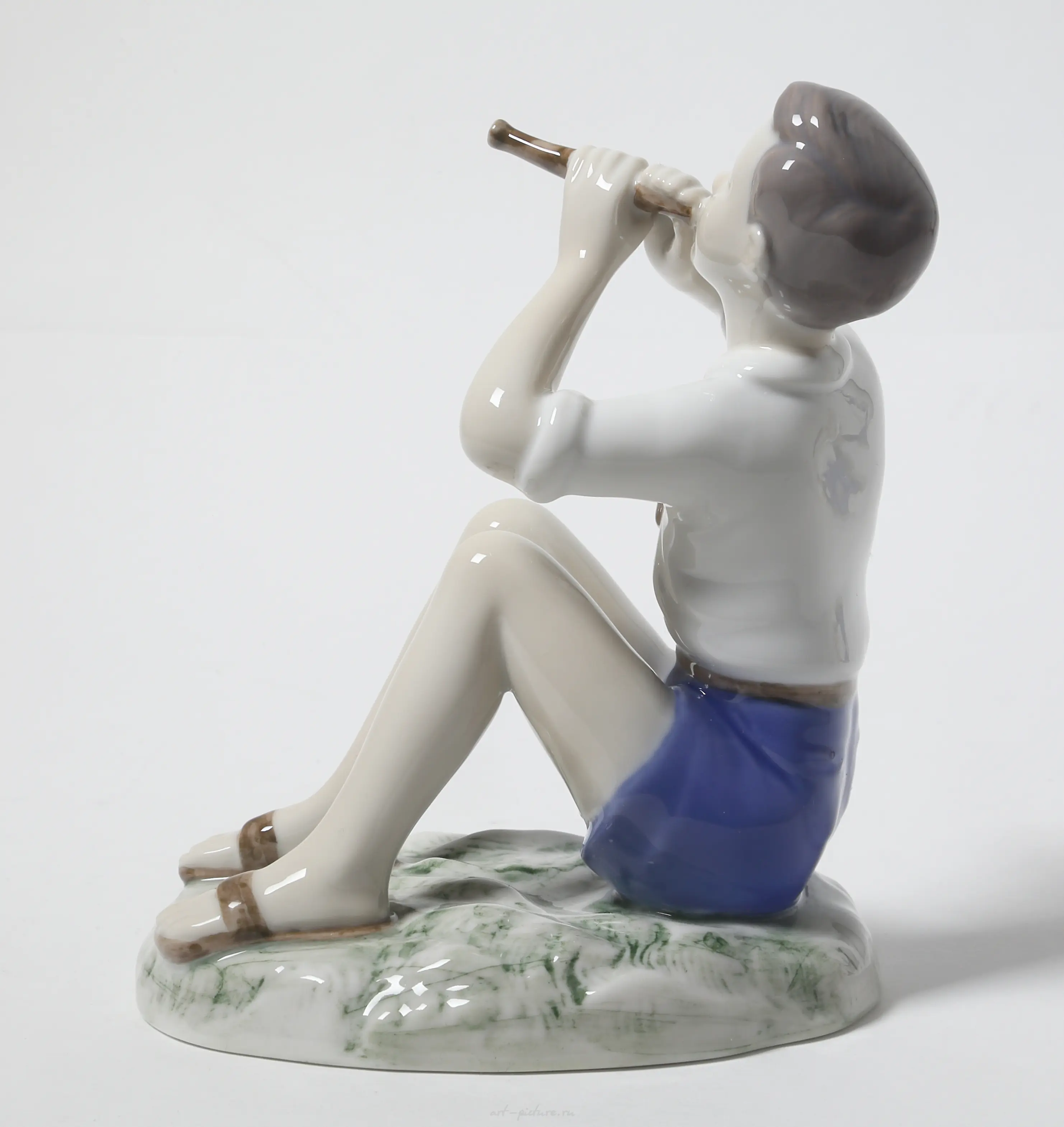 Porcelain figurine of a Boy Playing the Flute by Bing Grondahl. — photo 4