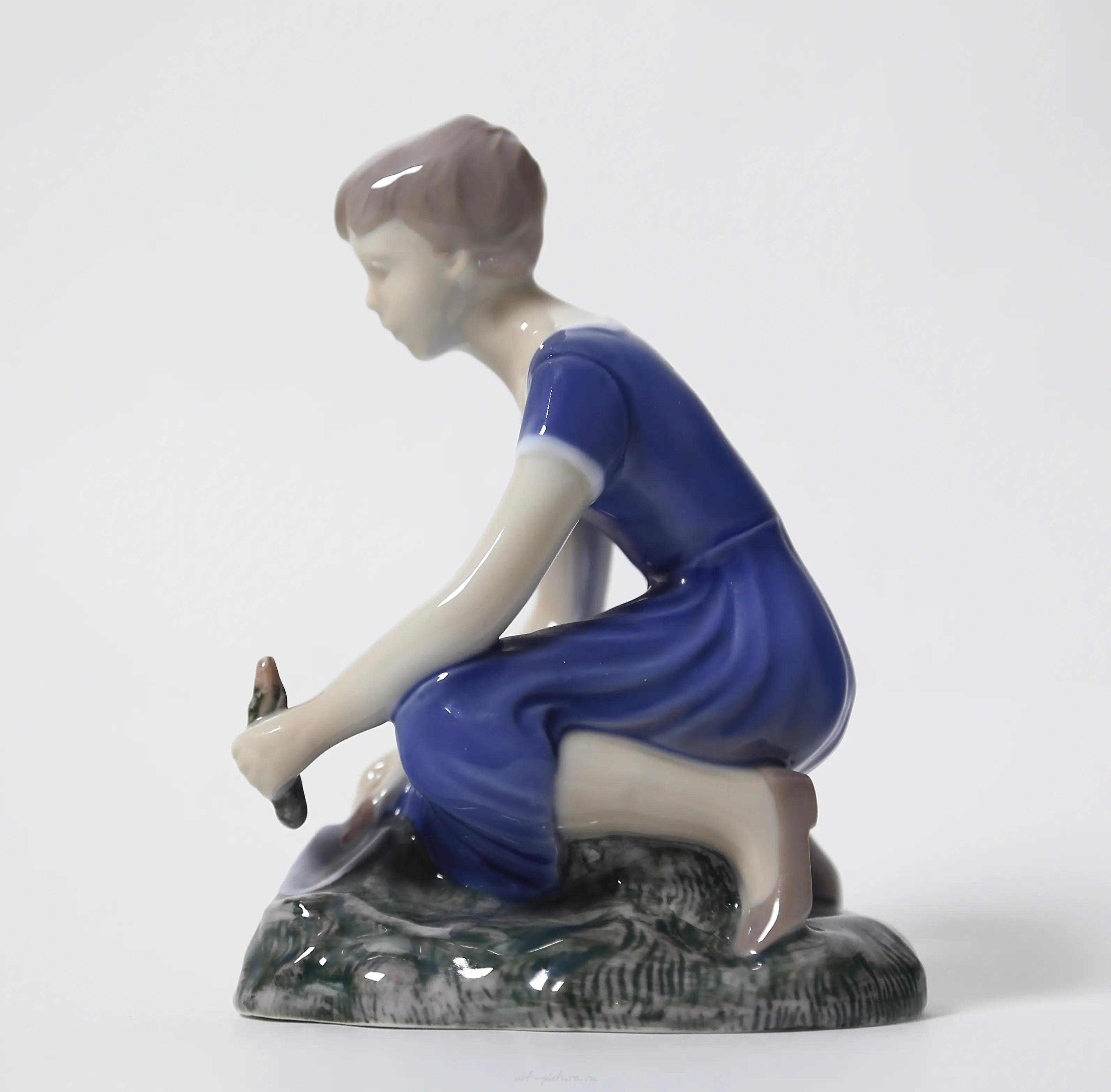 Porcelain figurine "Girl Planting Flowers" by Bing Grondahl. — photo 4