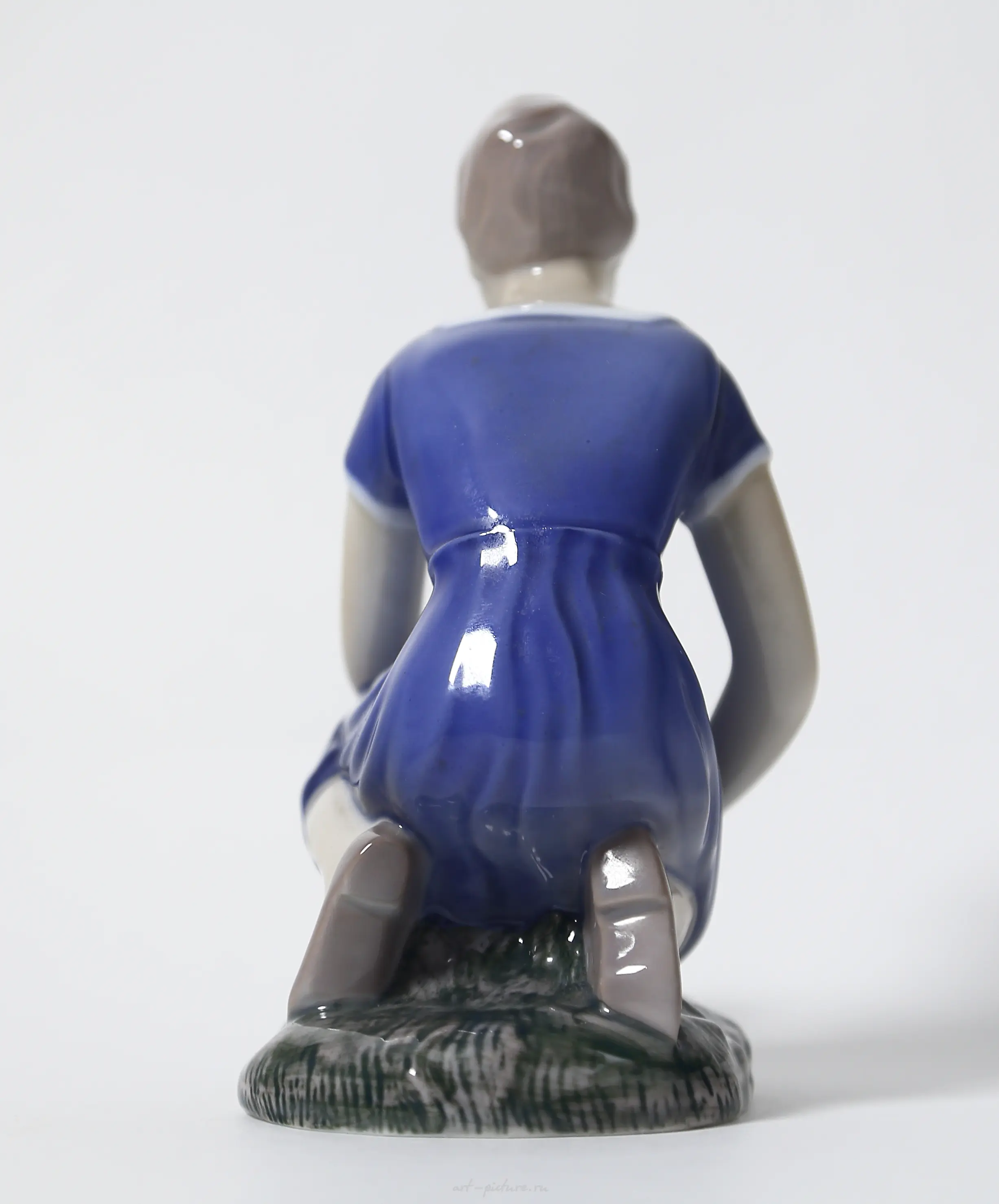 Porcelain figurine "Girl Planting Flowers" by Bing Grondahl. — photo 5