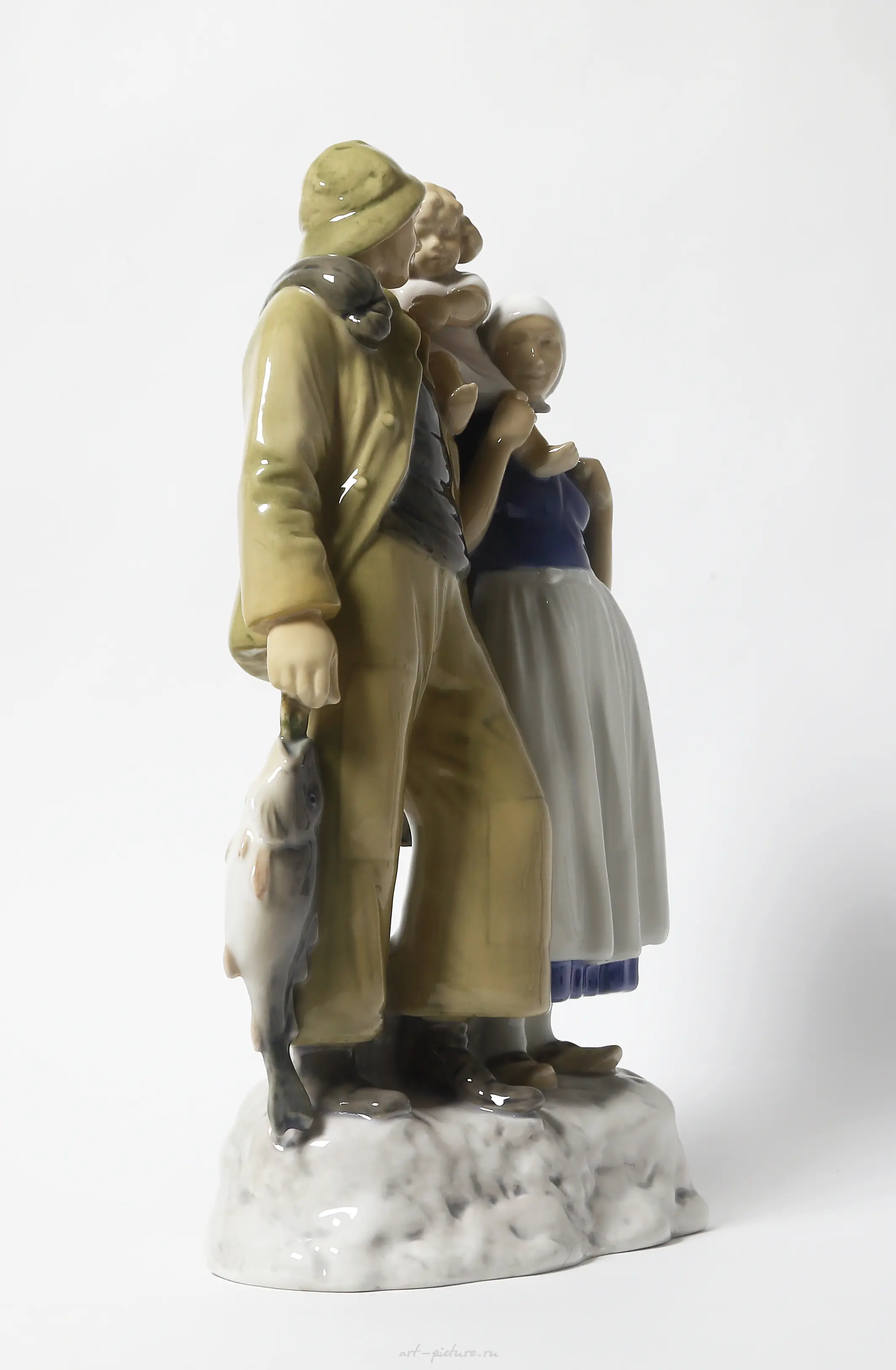 The text translates to: "Fisherman's Family. Denmark, Copenhagen, Bing & Grondahl." — photo 5