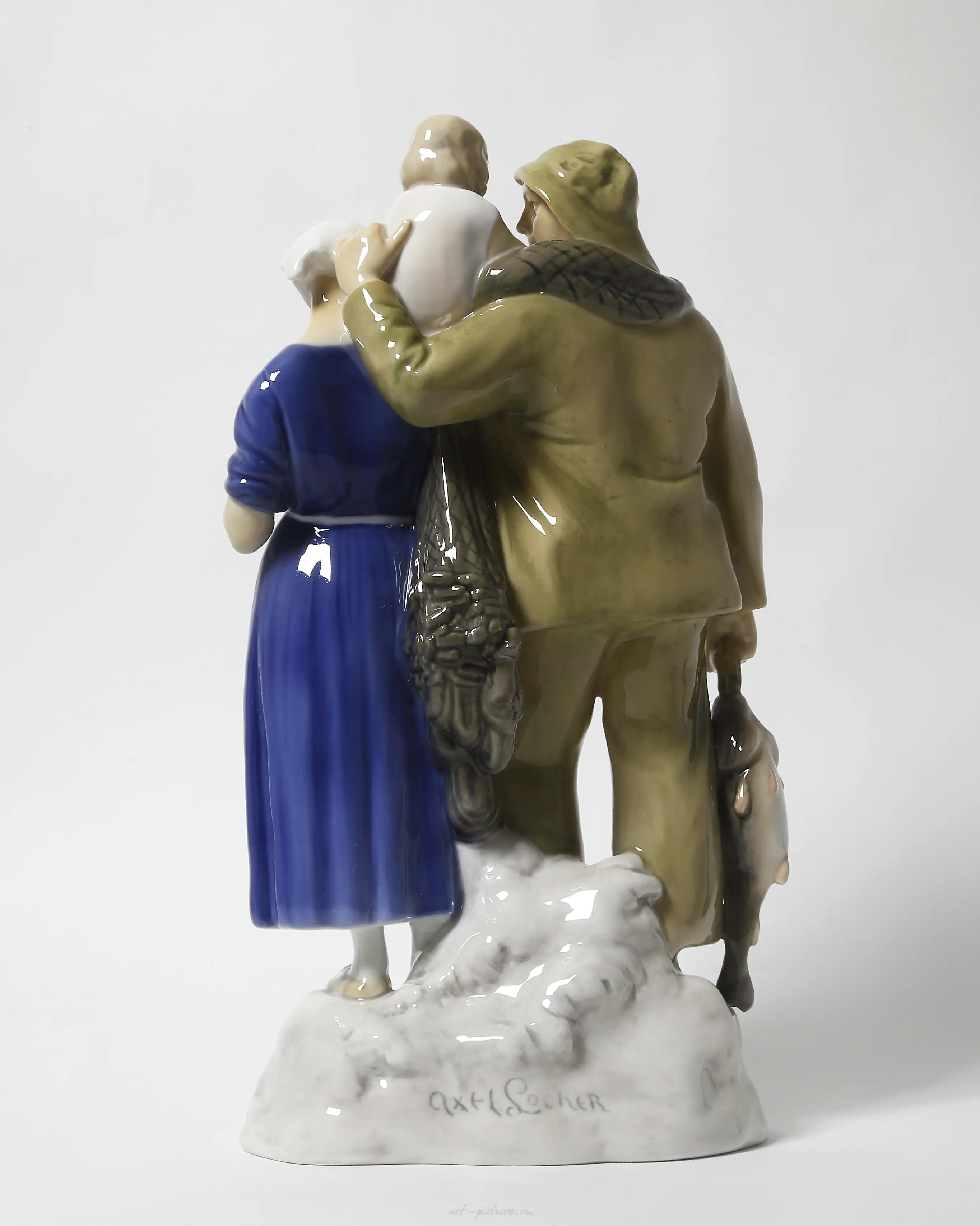 The text translates to: "Fisherman's Family. Denmark, Copenhagen, Bing & Grondahl." — photo 7