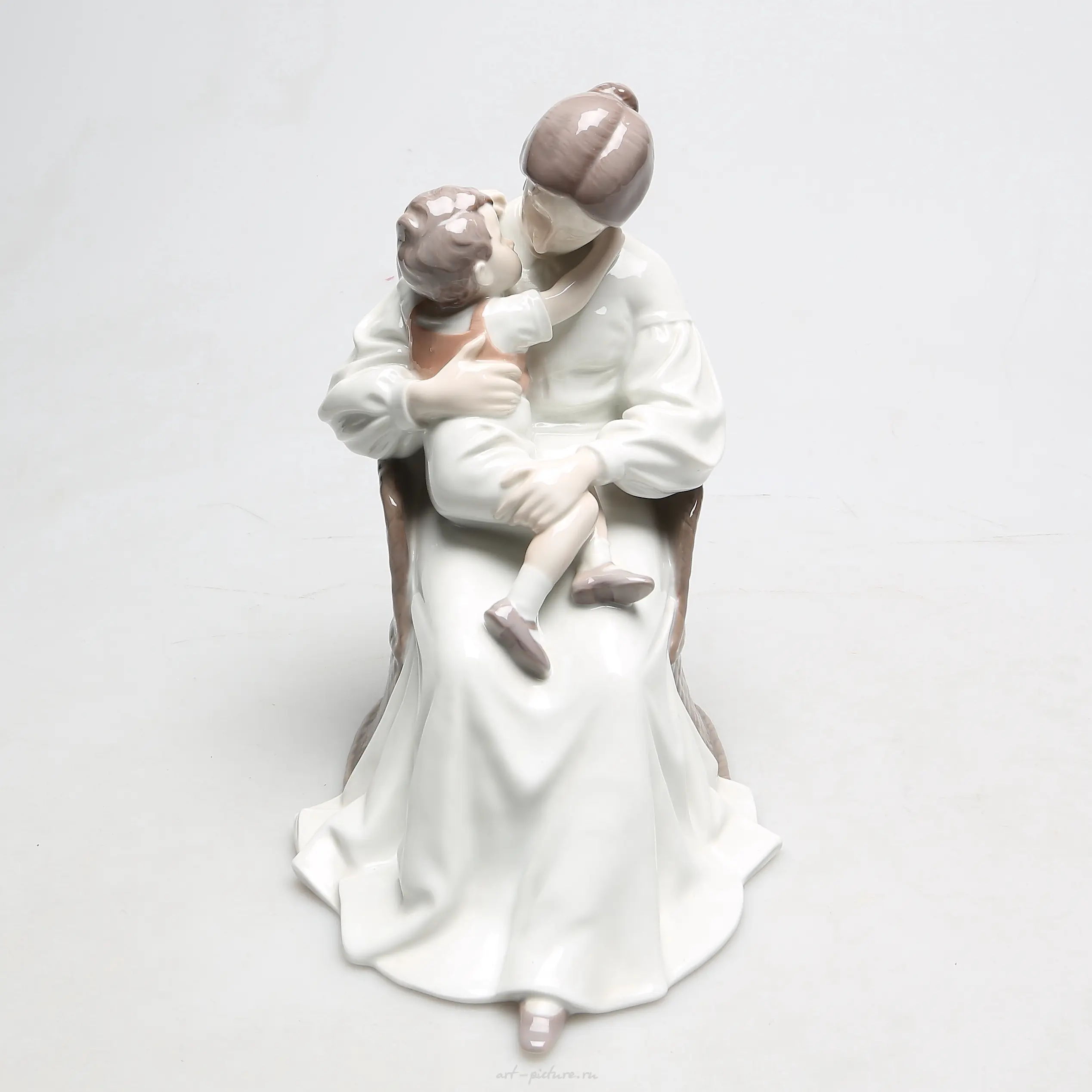 Mother with child. Denmark, Copenhagen, Bing & Grondahl. — photo 2