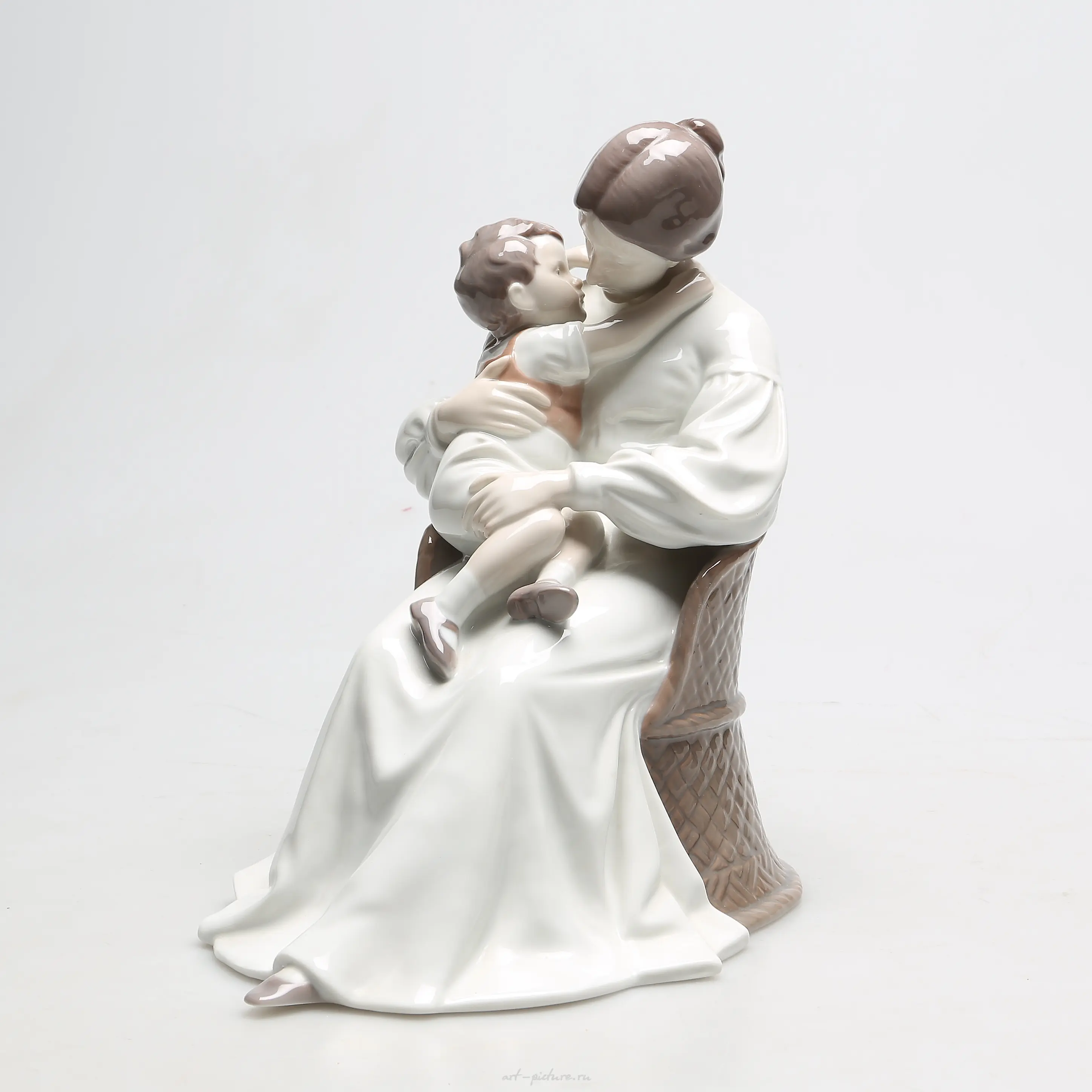 Mother with child. Denmark, Copenhagen, Bing & Grondahl. — photo 6