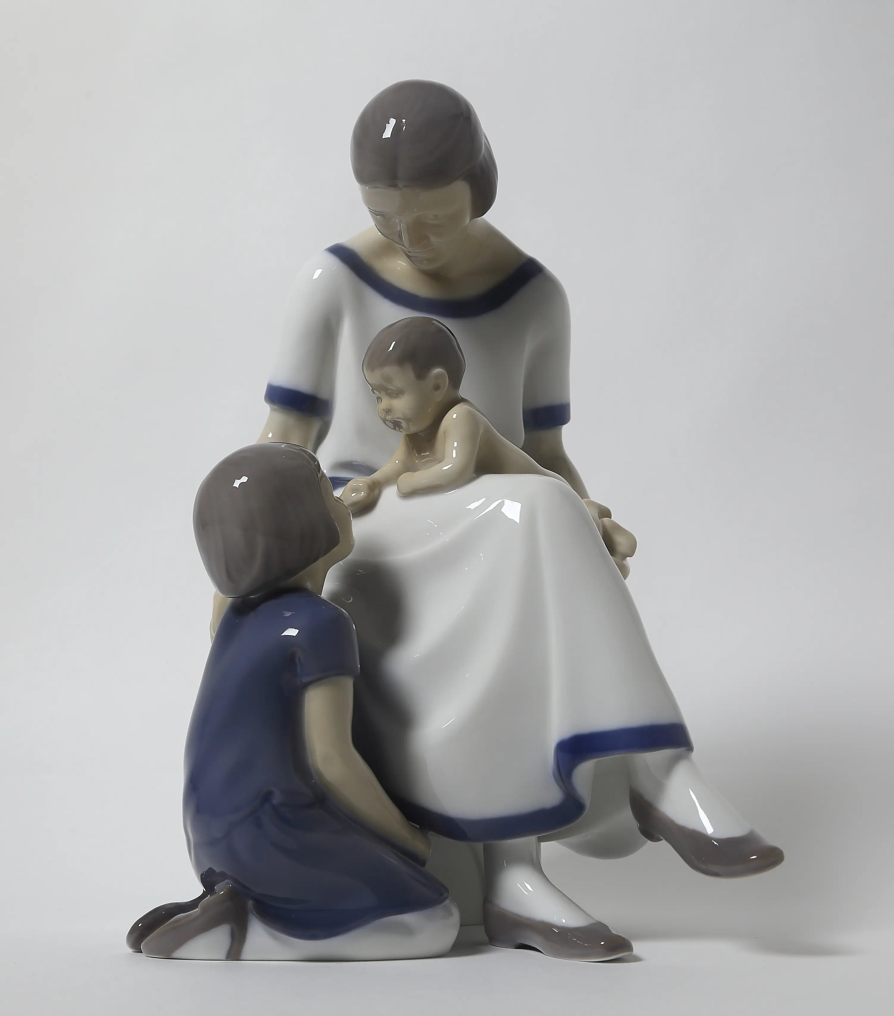 "Mother with two children. Denmark, Copenhagen, Bing & Grondahl." — photo 2