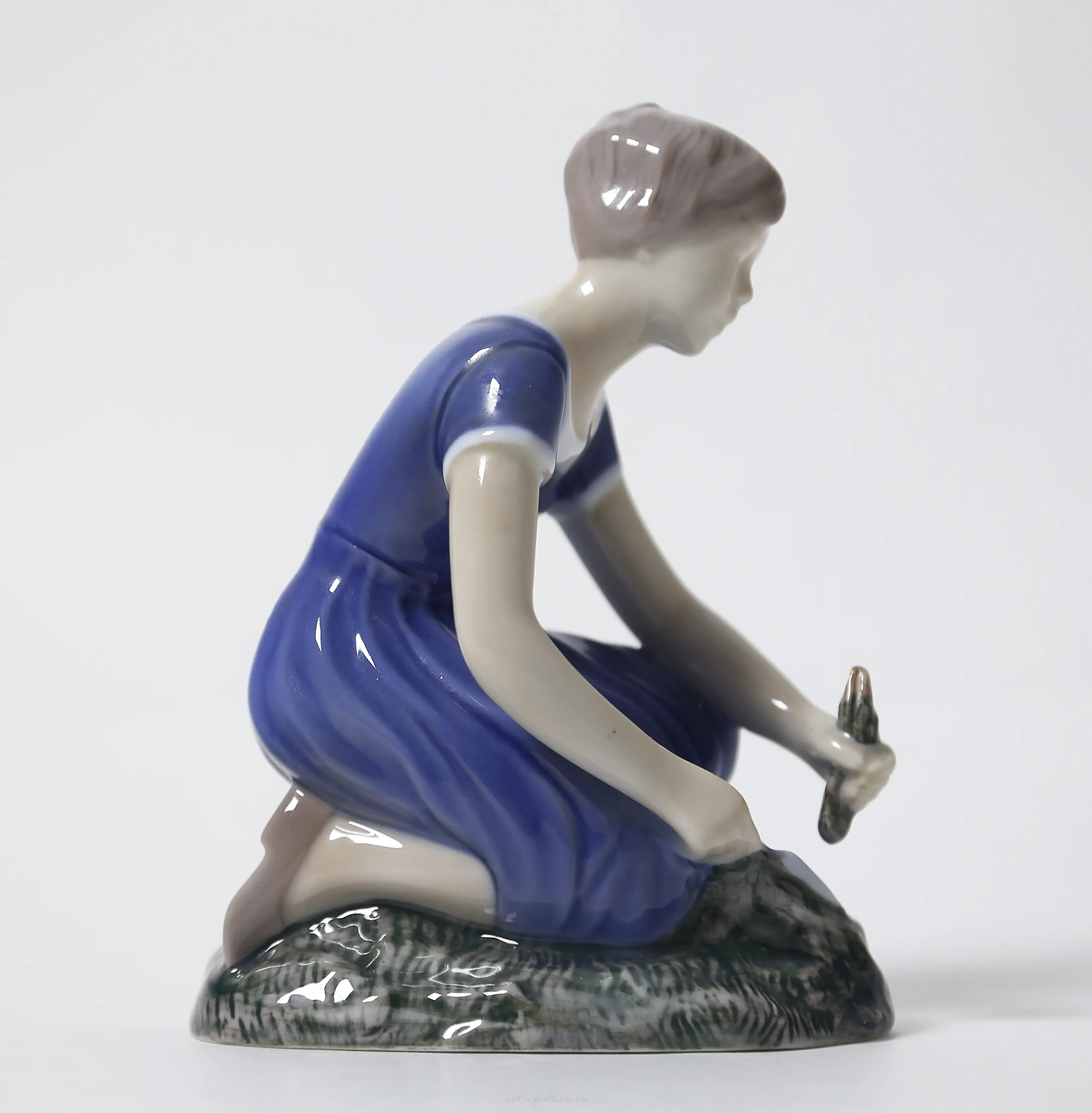 Porcelain figurine "Girl Planting Flowers" by Bing Grondahl. — photo 3