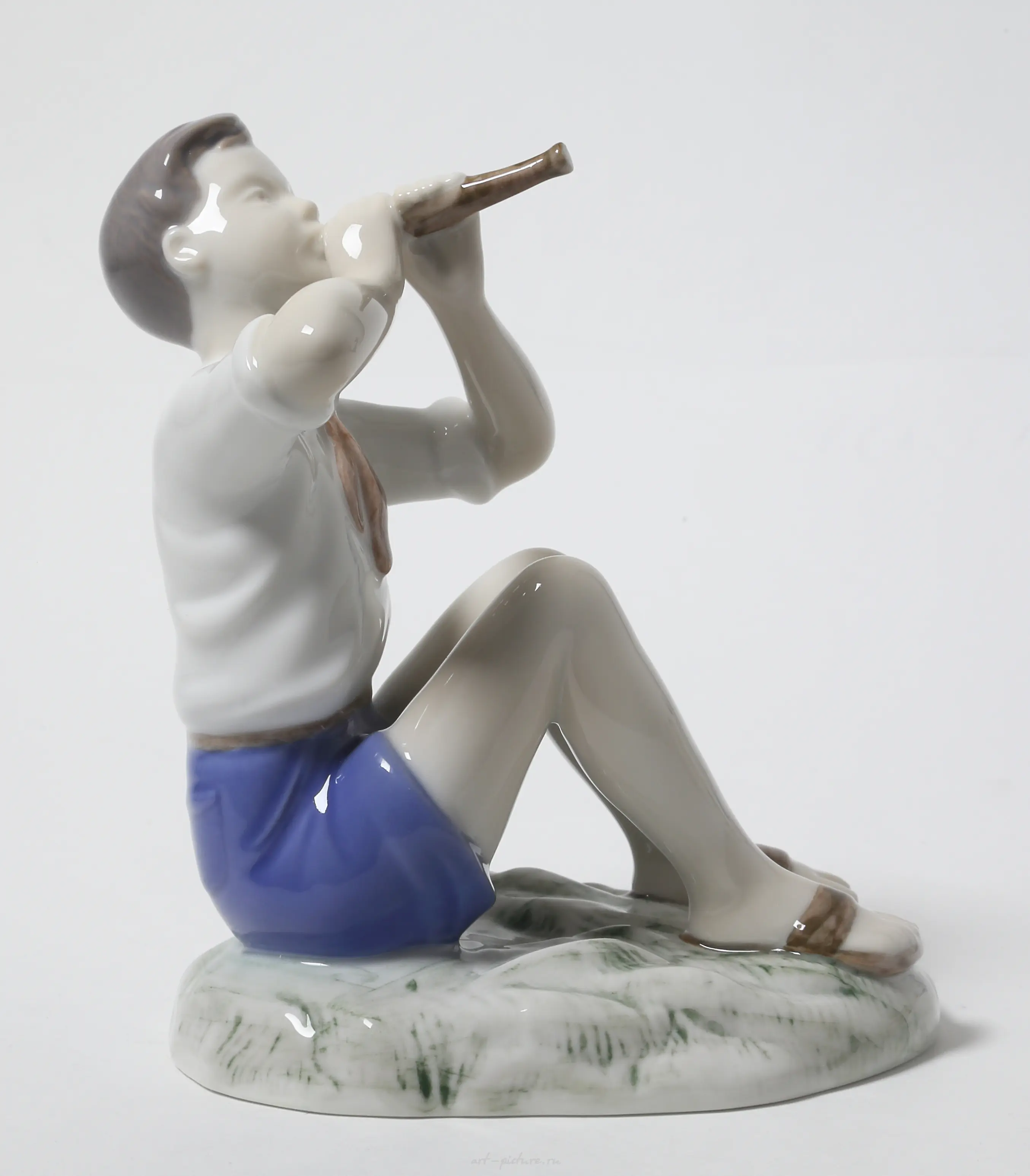 Porcelain figurine of a Boy Playing the Flute by Bing Grondahl. — photo 3