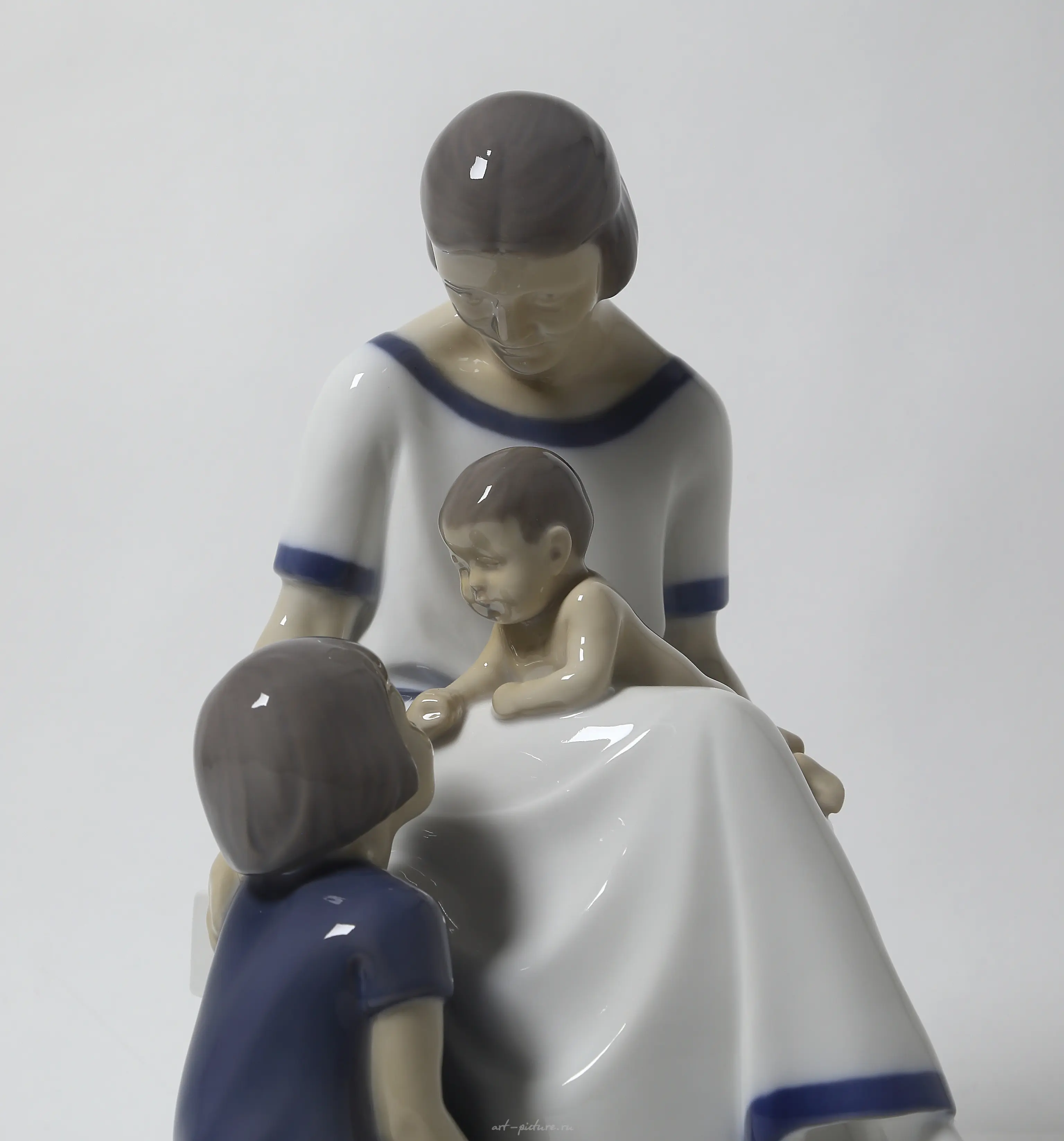 "Mother with two children. Denmark, Copenhagen, Bing & Grondahl." — photo 3
