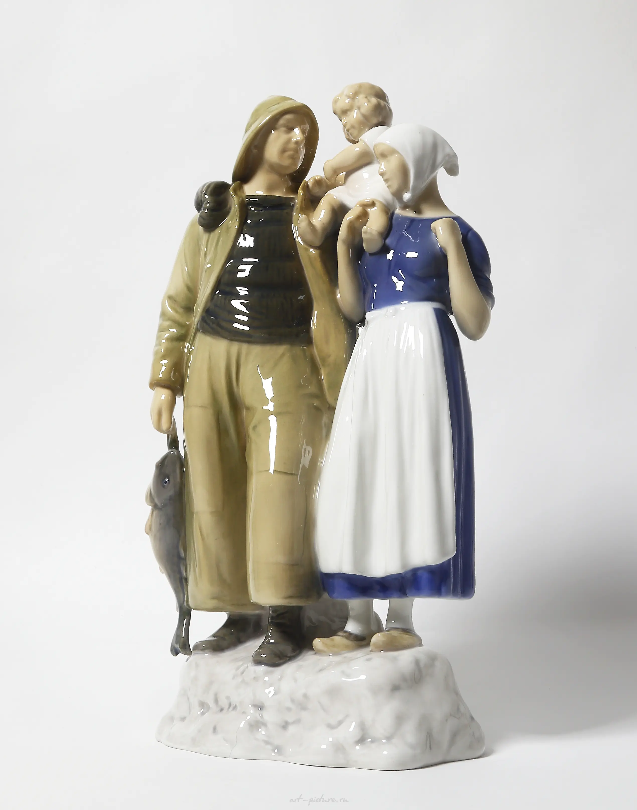 The text translates to: "Fisherman's Family. Denmark, Copenhagen, Bing & Grondahl." — photo 3