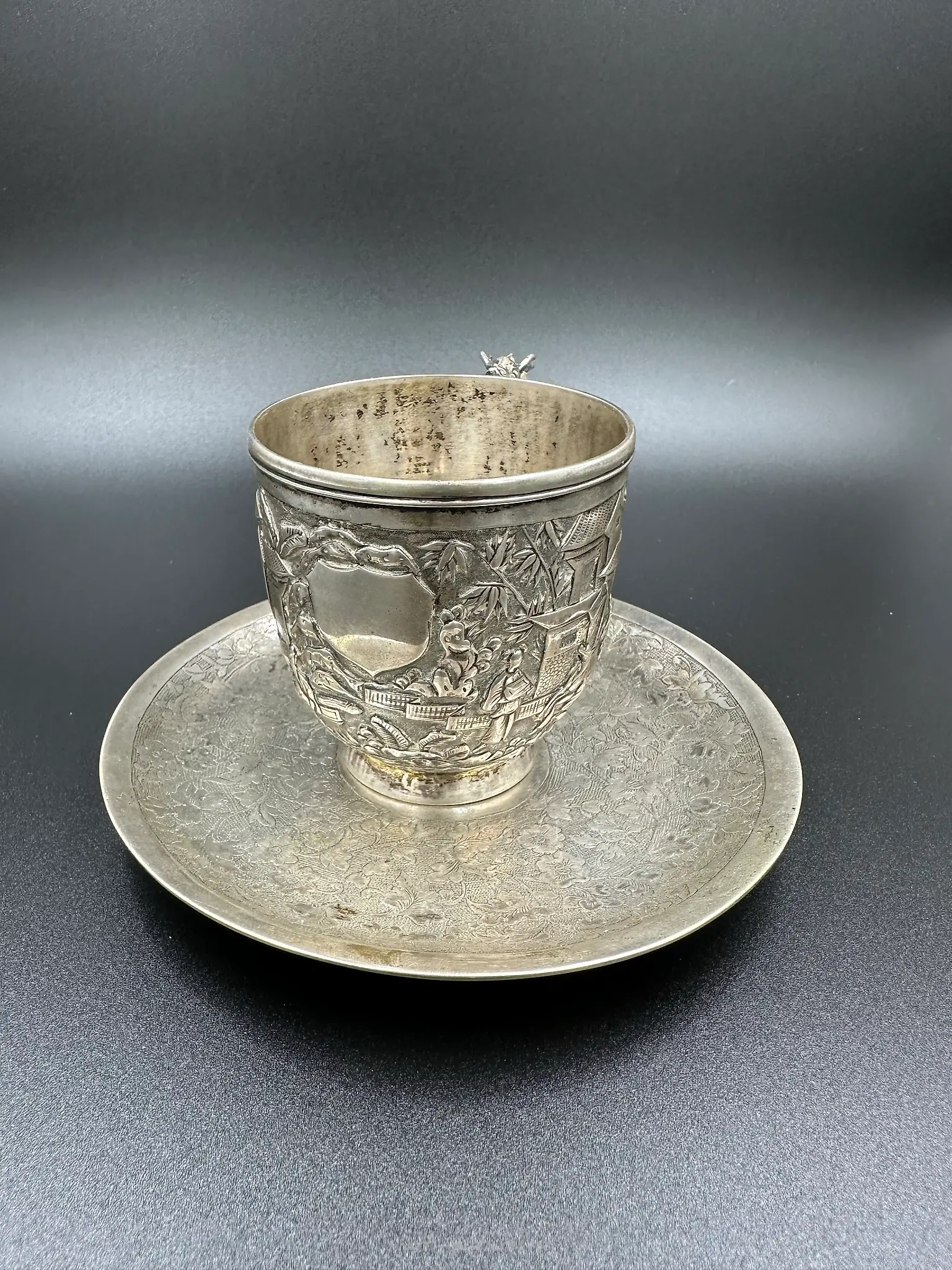 Chinese silver export cup with saucer, featuring a dragon handle and shield. 19th century. — photo 2