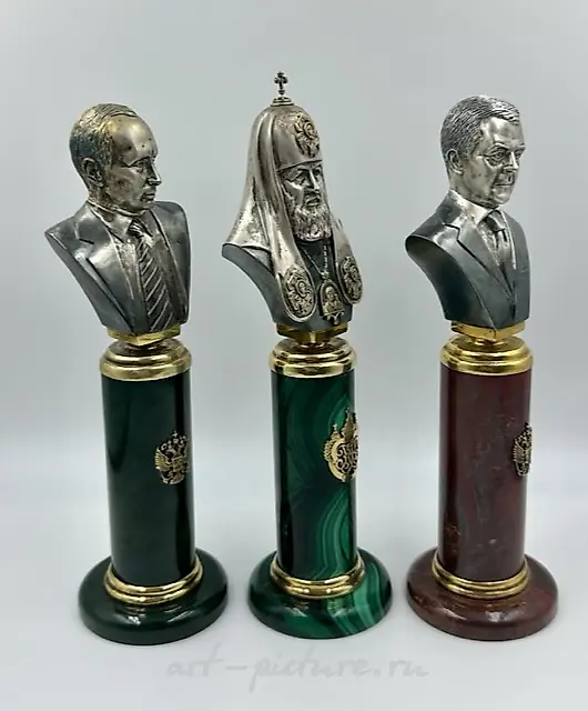 Серебряные бюсты Путин В.В., Медведев Д.А., Патриарх Кирилл на пьедесталах — фото 2