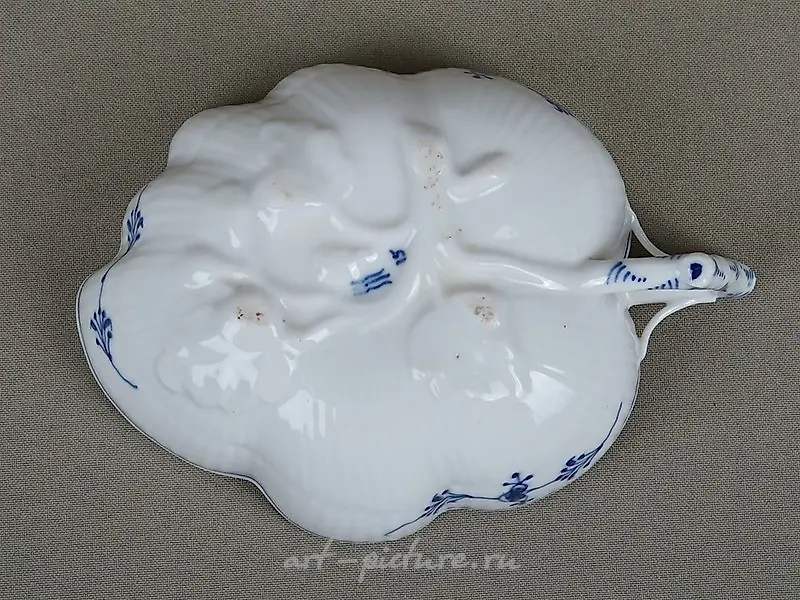 The translation of "блюдо Royal Copenhagen" into English is "Royal Copenhagen dish." — photo 2