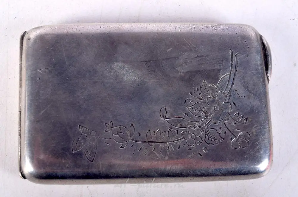 AN ANTIQUE RUSSIAN SILVER CIGARETTE CASE. 104 grams. 8.75 cm...