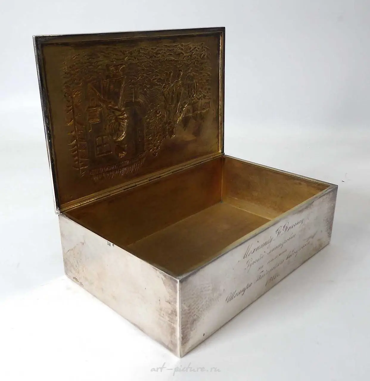 An early 20th century Continental silver and parcel gilt trophy... — photo 2