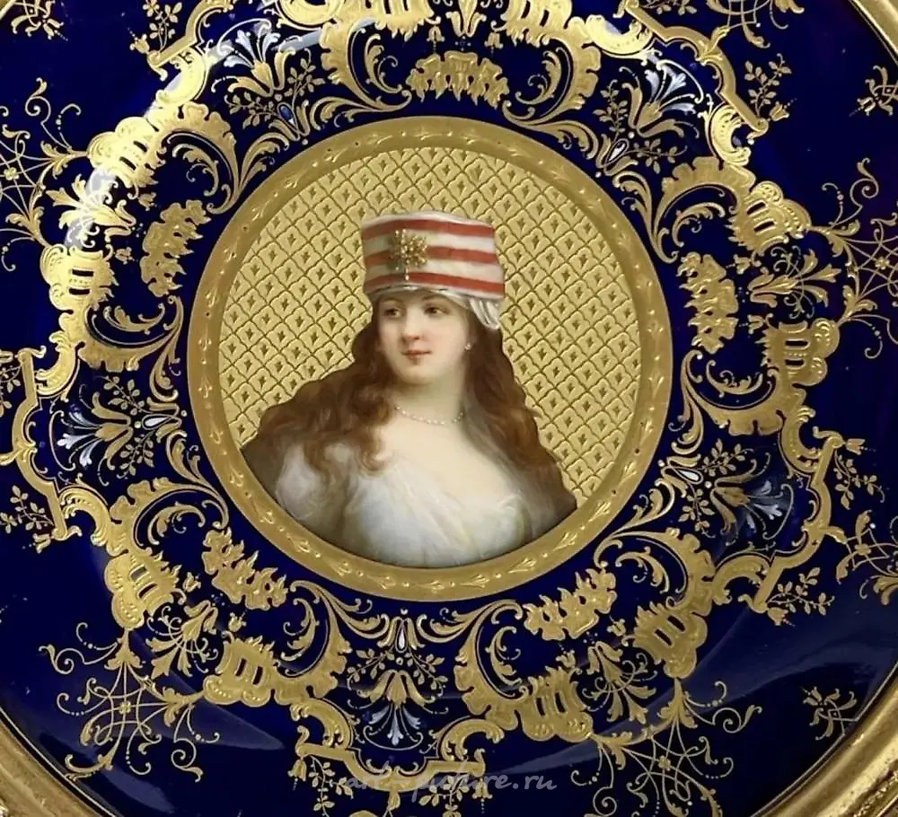 A PAIR OF FRAMED ROYAL VIENNA STYLE PORTRAIT PLATES — photo 3