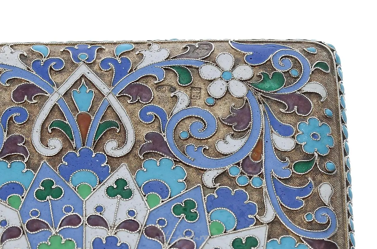 Russian silver-gilt and cloisonné cigarette case, the cover with... — photo 3