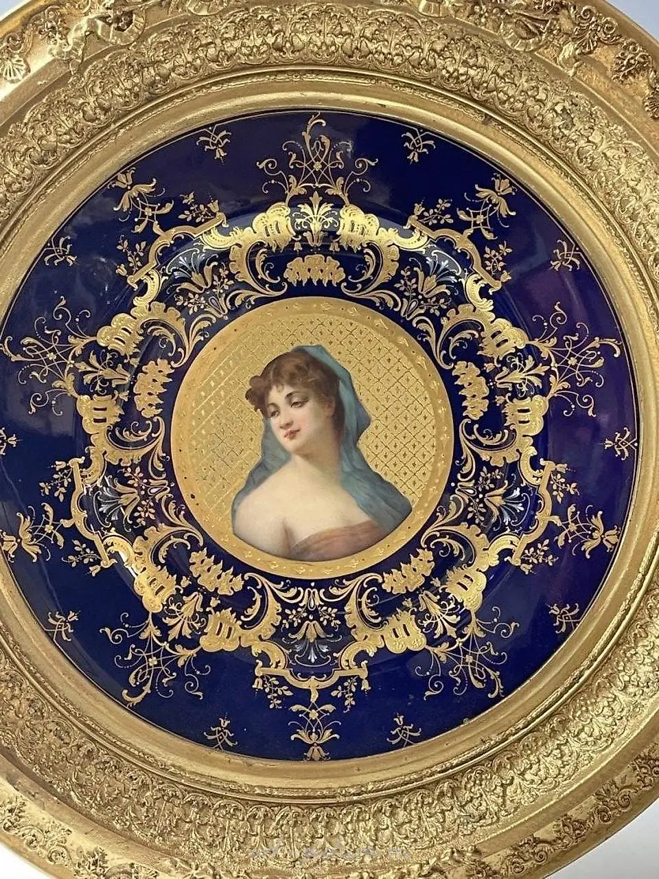 Фарфоровые тарелки Роял Виена, примерно 1900 год, в золоченых рамах, диаметр 10 дюймов, хорошее состояние. — фото 4