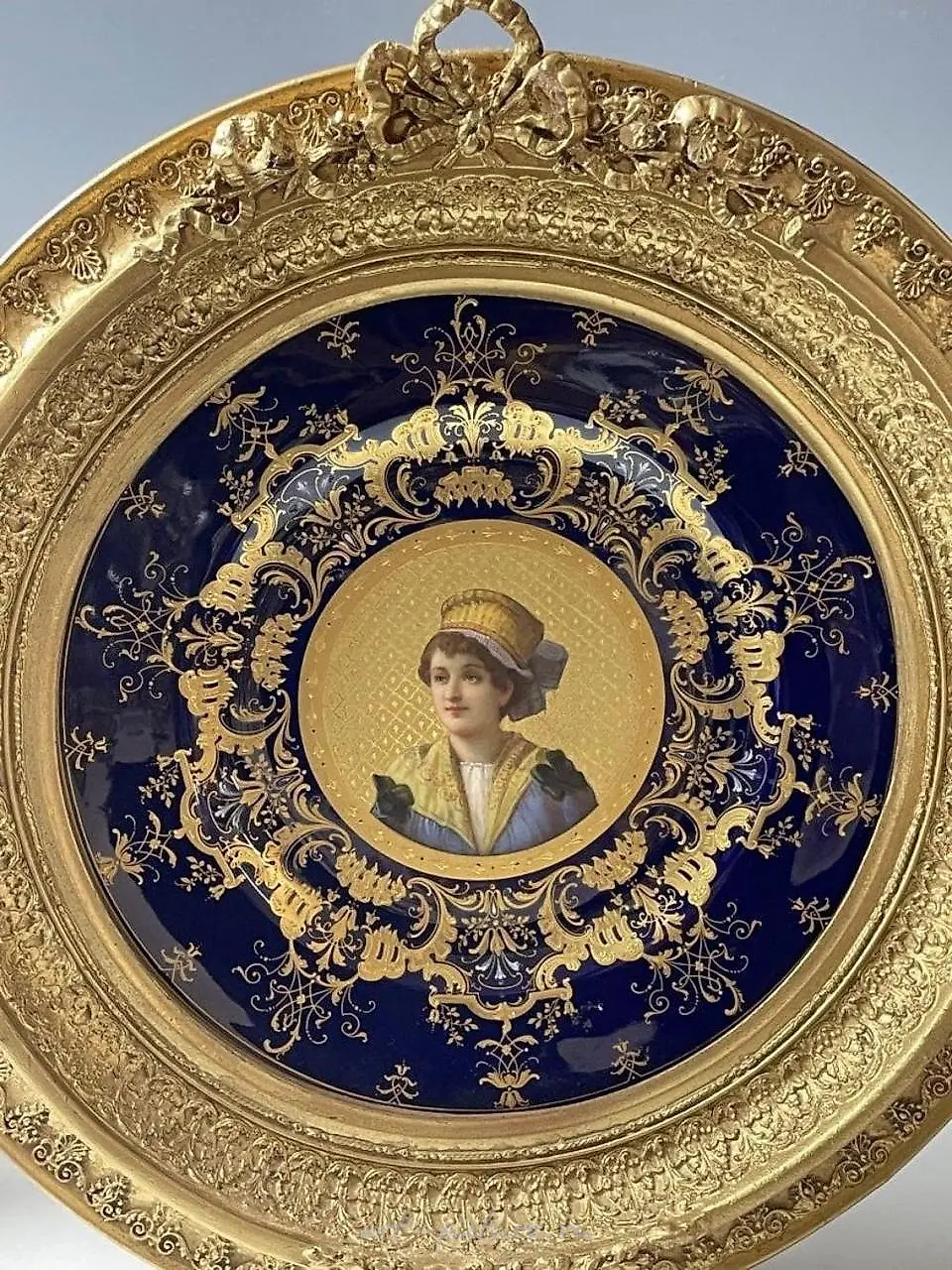 Фарфоровые тарелки Роял Виена, примерно 1900 год, в золоченых рамах, диаметр 10 дюймов, хорошее состояние. — фото 3