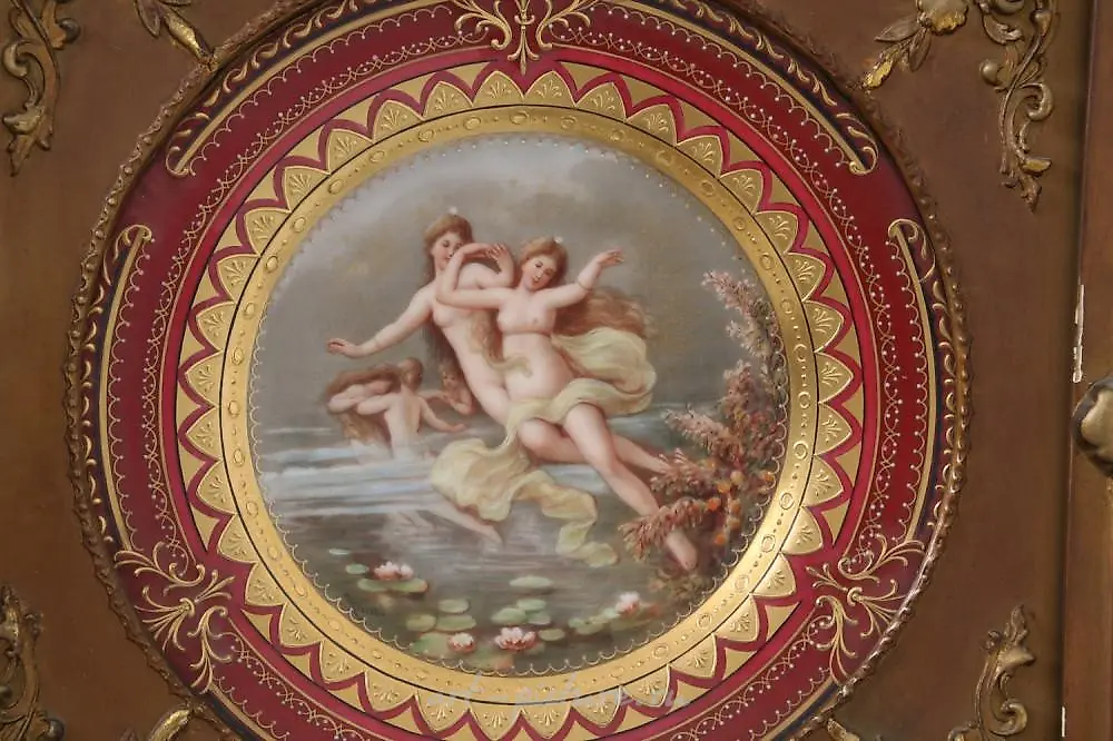 Фарфоровая тарелка Royal Vienna с голыми женщинами в водоеме — фото 3
