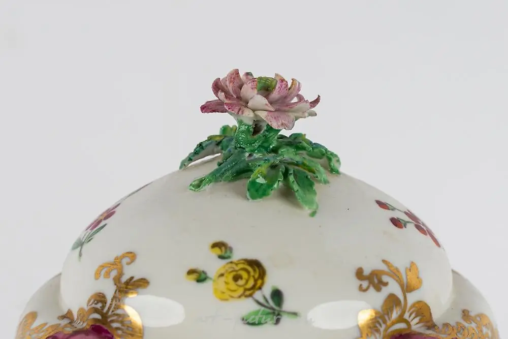 PAIR OF VIENNA PORCELAIN COVERED URNS — photo 15