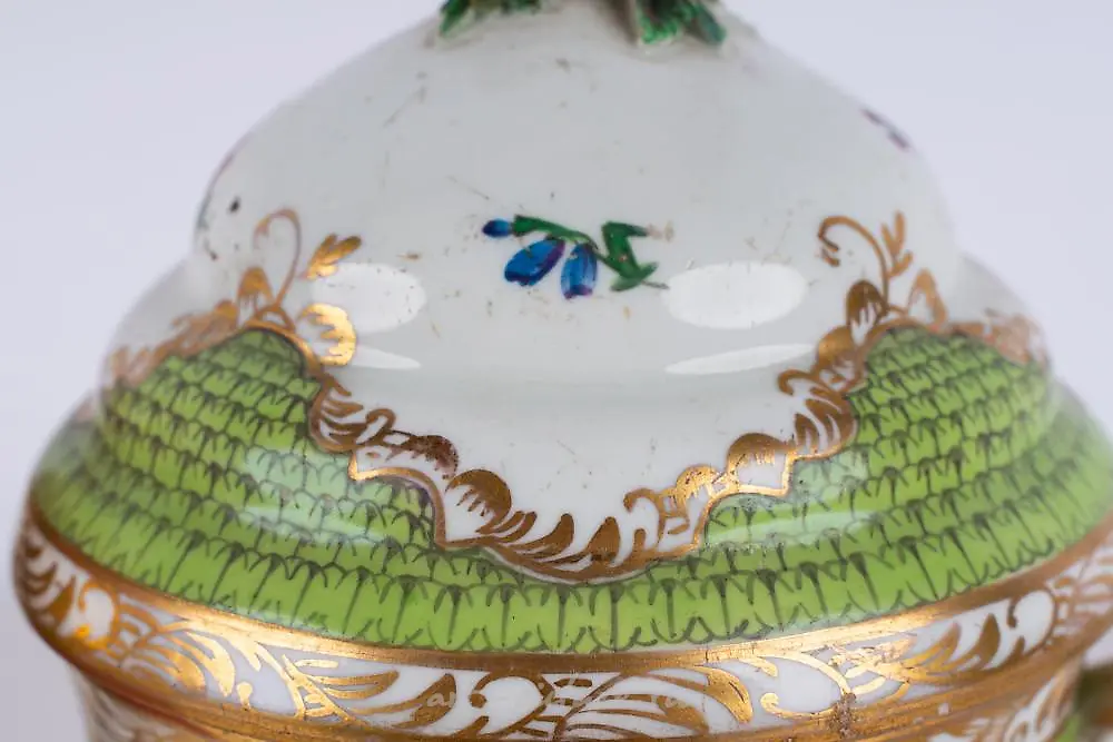 PAIR OF VIENNA PORCELAIN COVERED URNS — photo 17