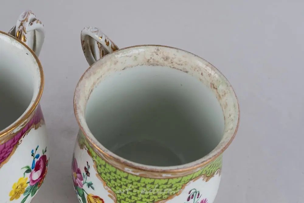 PAIR OF VIENNA PORCELAIN COVERED URNS — photo 2