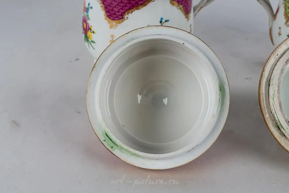 PAIR OF VIENNA PORCELAIN COVERED URNS — photo 3