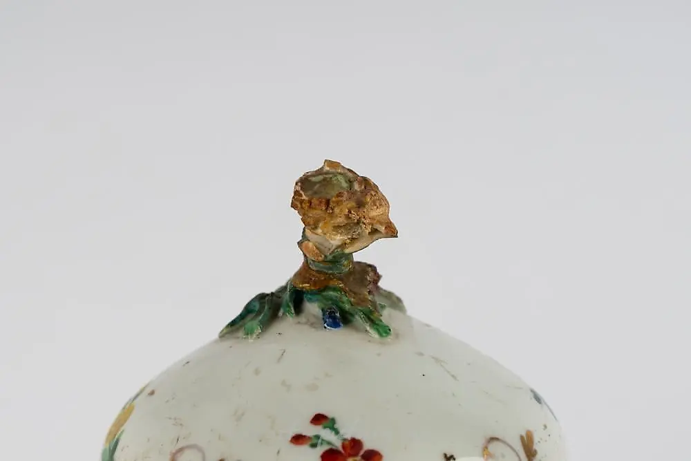 PAIR OF VIENNA PORCELAIN COVERED URNS — photo 6