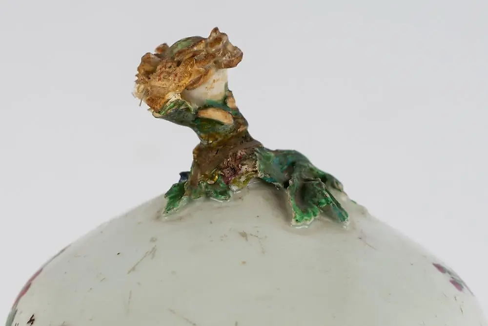 PAIR OF VIENNA PORCELAIN COVERED URNS — photo 10