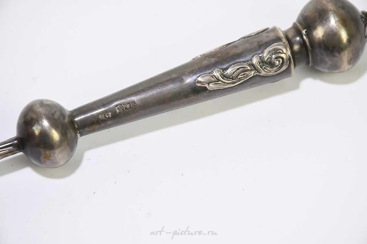 A sterling silver bread basket of shaped oval form with four... — photo 3